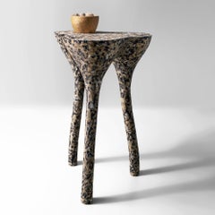 Table d'appoint contemporaine en trépied marbré, accent d'intérieur par Donatas Žukauskas