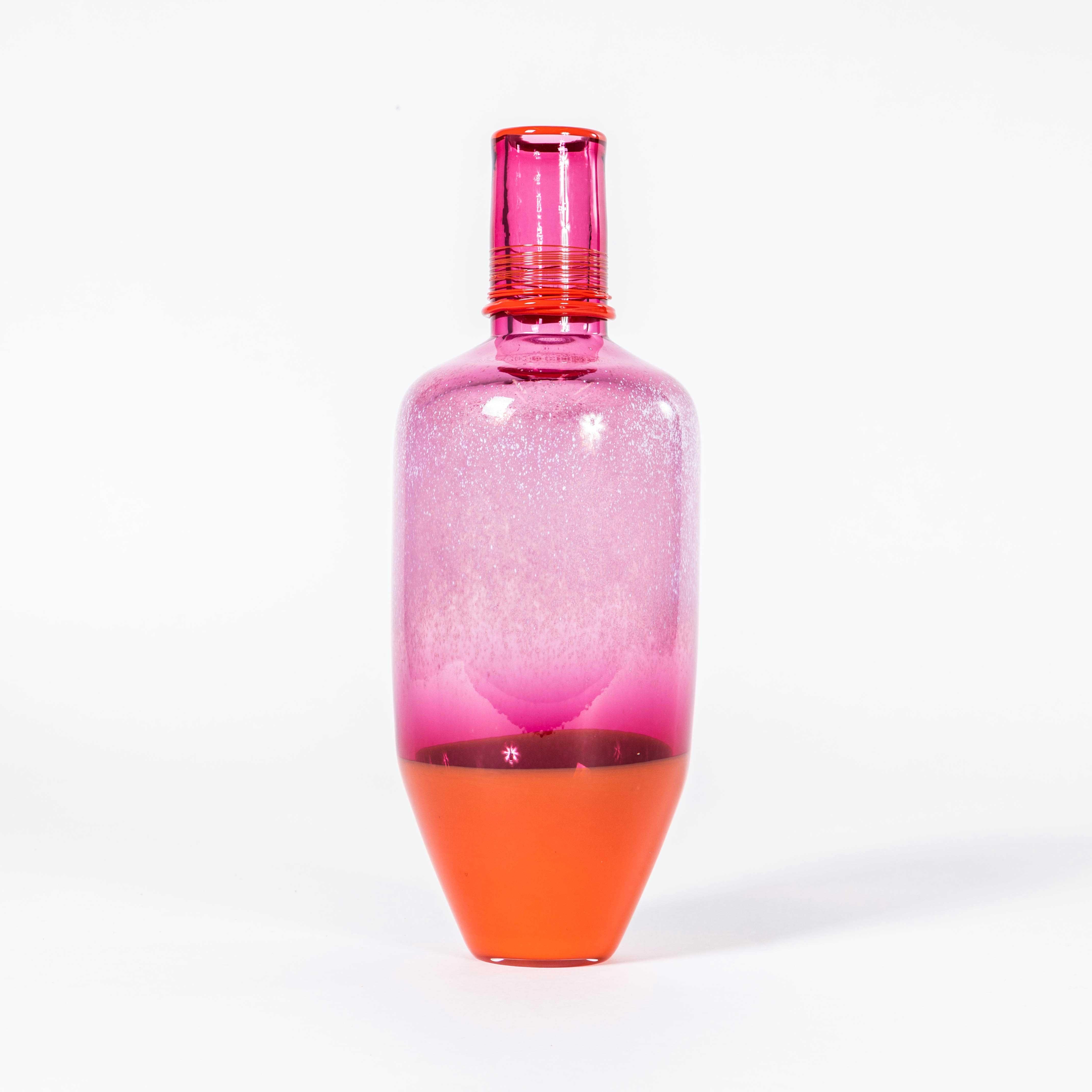 Fuoco alto a forma di vaso soffiato a bocca - Jahday Ford. Si è recentemente laureata alla Manchester School Of Art e si è specializzata in vetro soffiato a caldo e design di stampi. Jahday è spinto a esplorare il materiale del vetro e i suoi