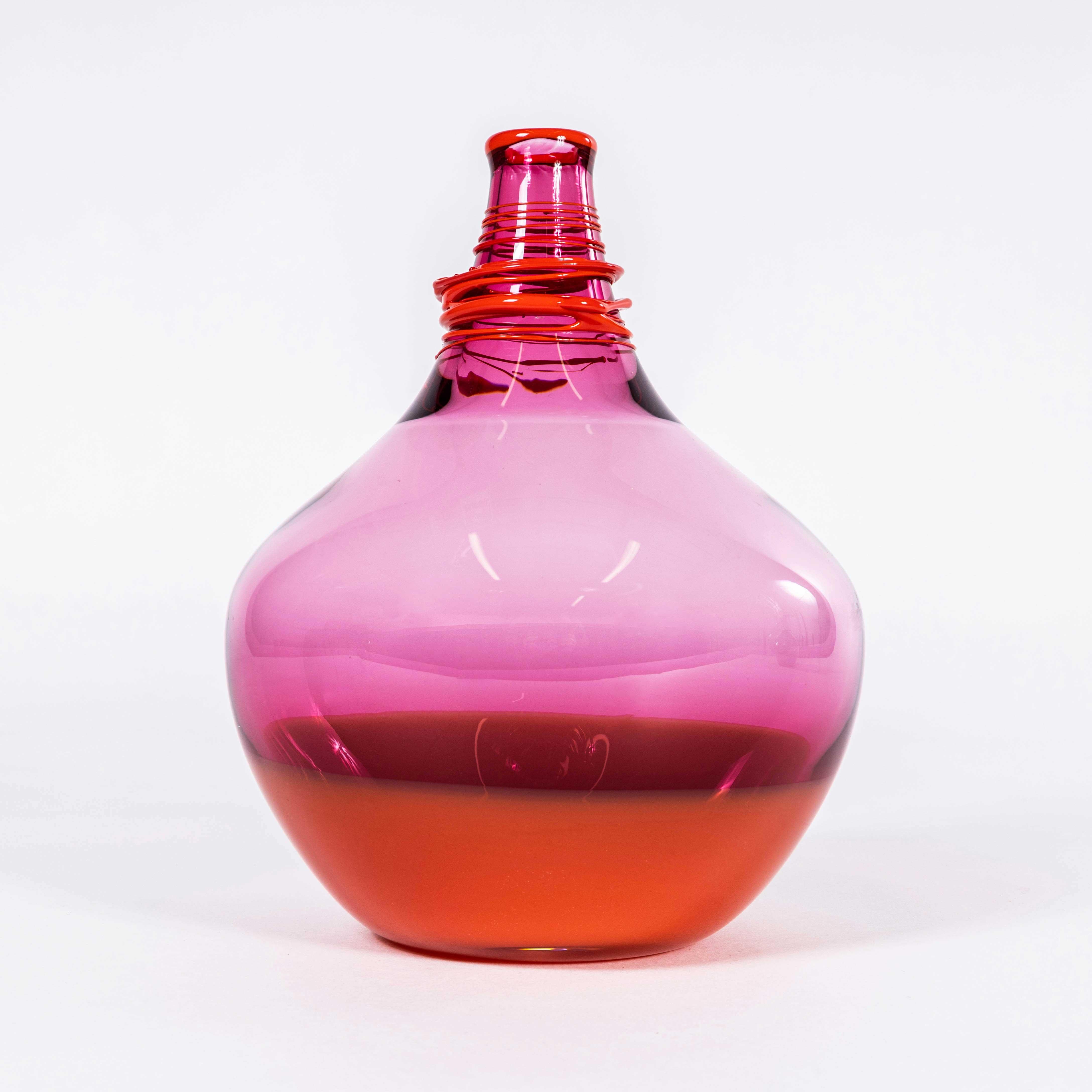 Zeitgenössisches mundgeblasenes Gefäß Wide Fire - Jahday Ford. 

Sie hat kürzlich ihren Abschluss an der Manchester School of Art gemacht und sich auf heiß geblasenes Glas und Formenbau spezialisiert. Jahday ist bestrebt, das MATERIAL Glas und sein