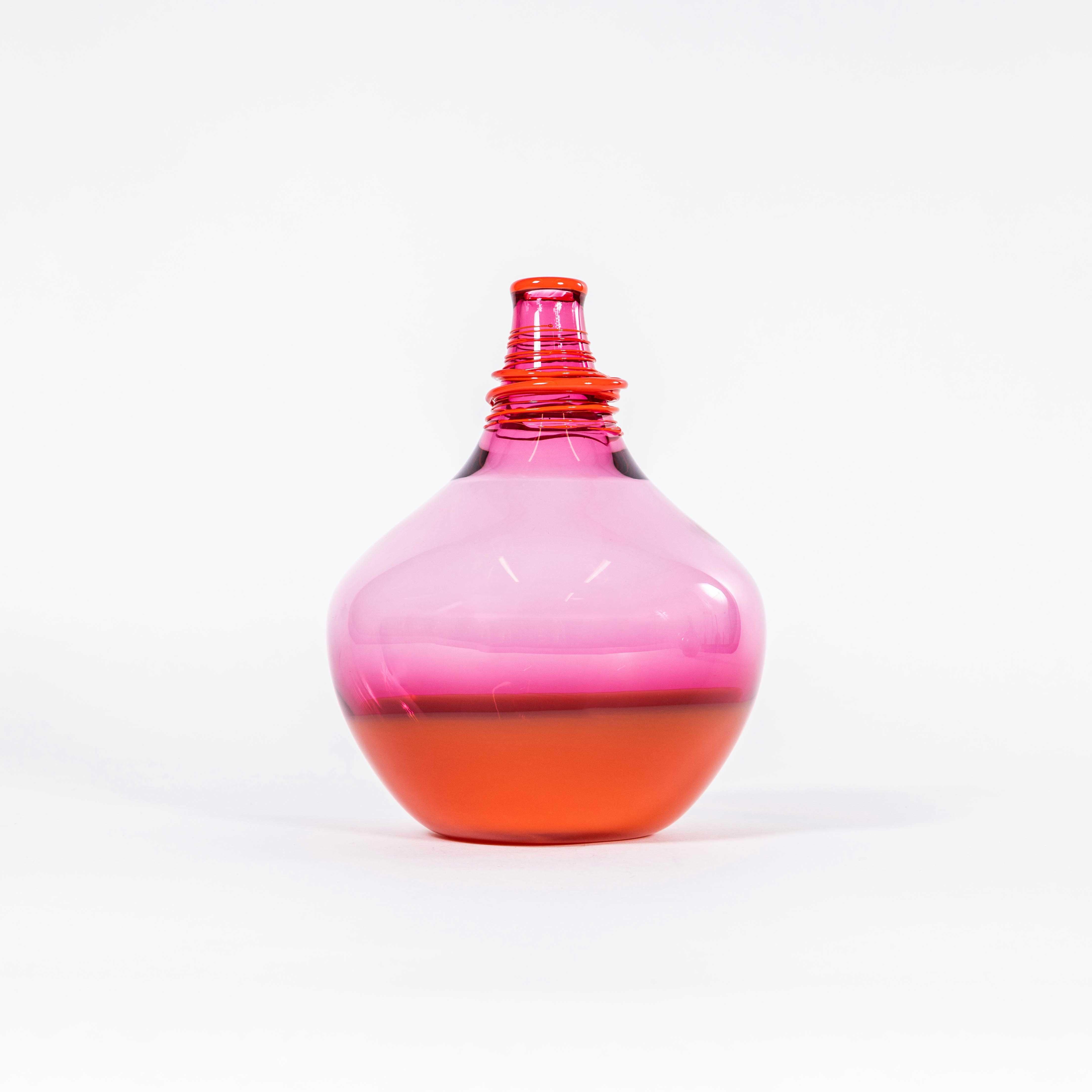 Contemporary Mouthblown Vessel Wide Fire - Jahday Ford (Glaskunst) im Angebot