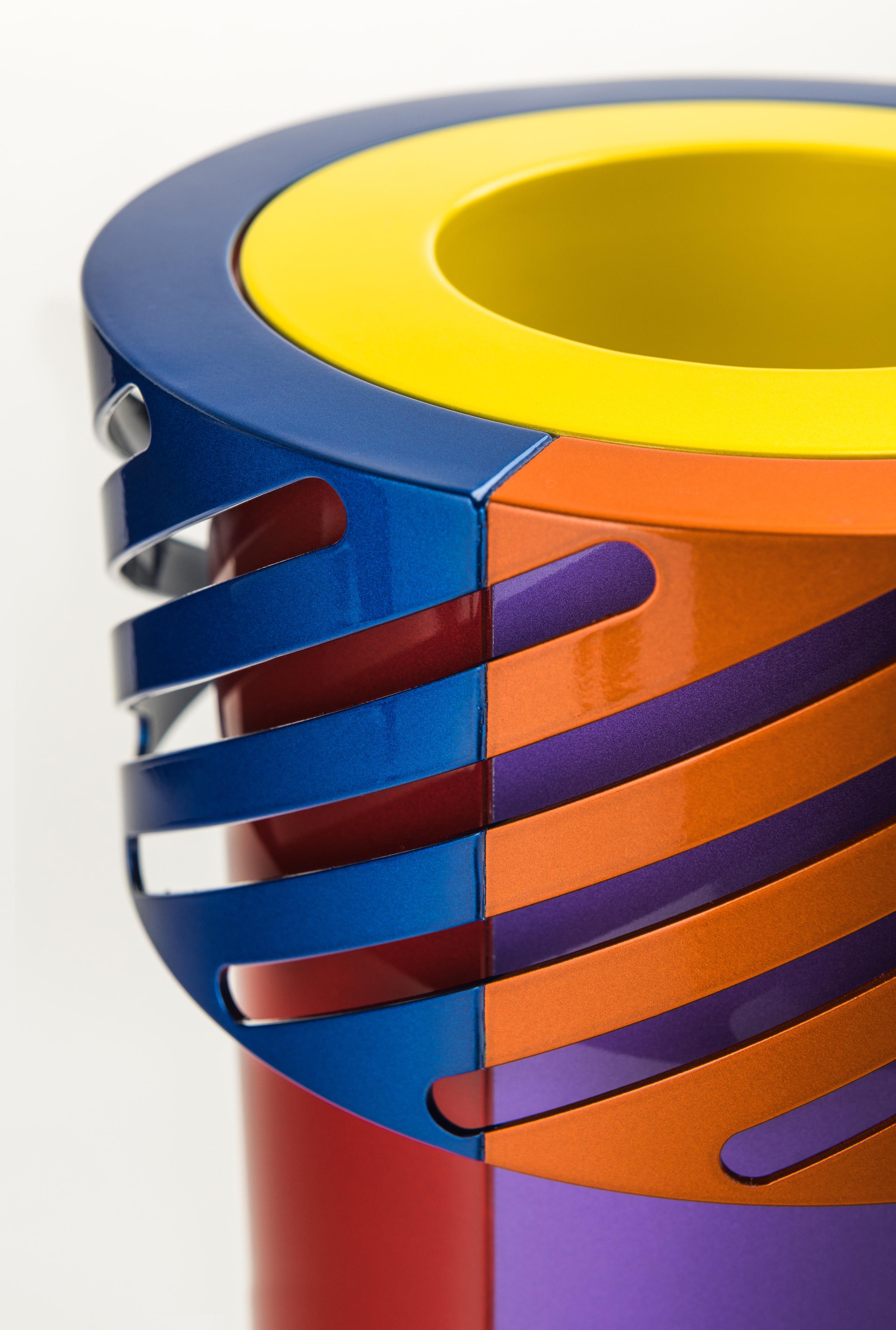 Moderne Sculpture contemporaine Mme Arc-en-ciel en aluminium par Altreforme en vente