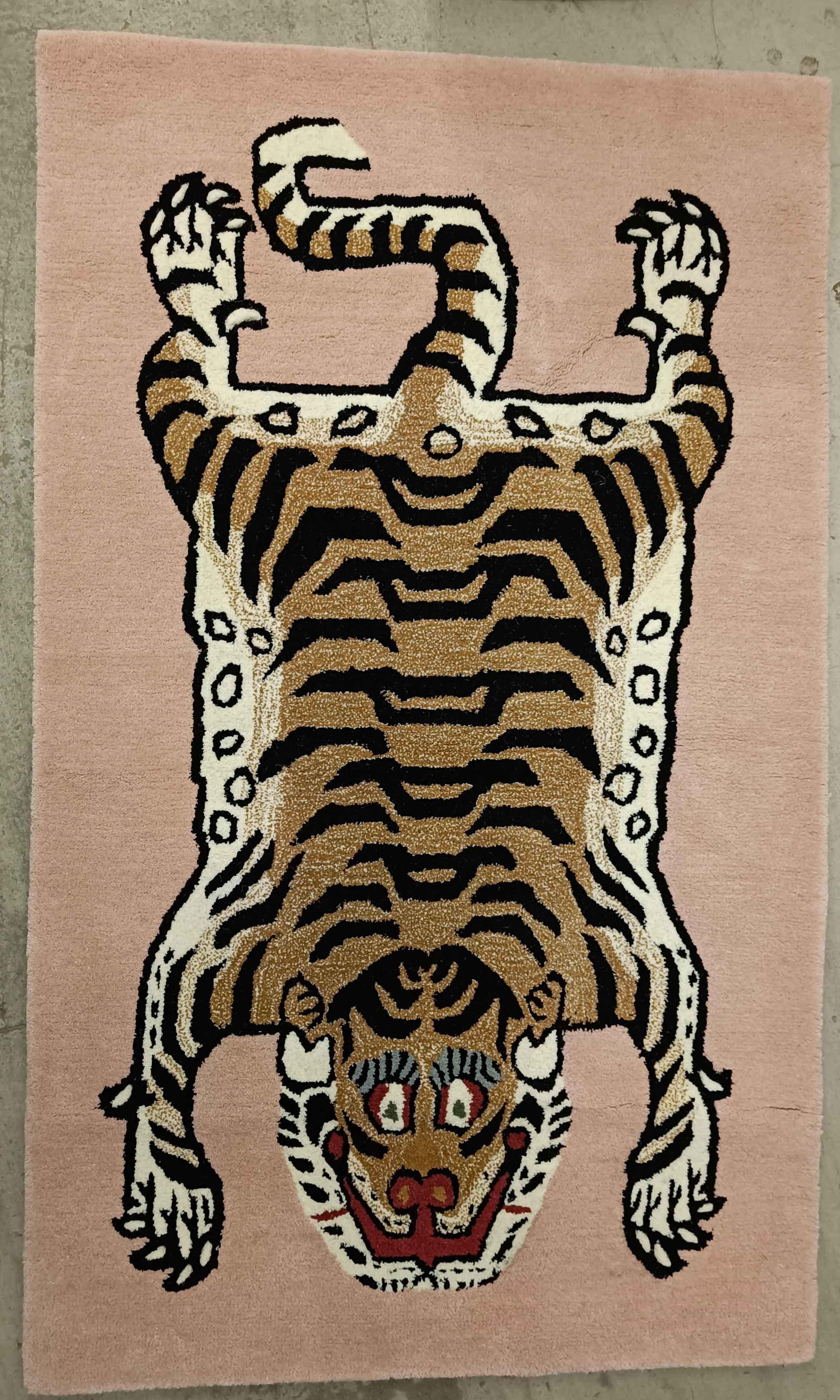  
Contemporary Mughal Tiger design wool Rug Home décor Interior design Carpets

Cool Mughal design Tiger wool rug in pink background 

New hand crafted in India 
 
Size 150 x 90cm
 