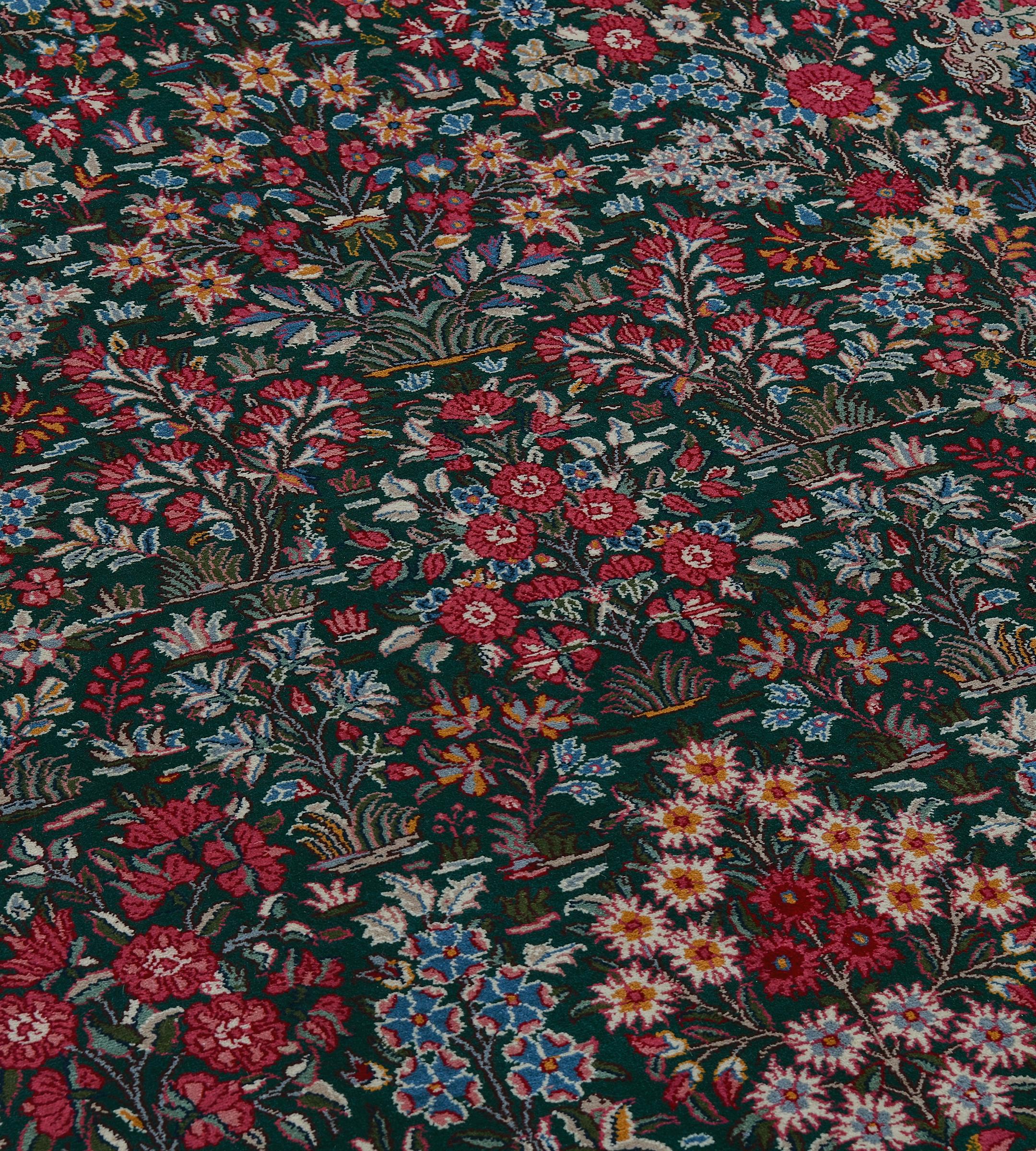 Kerman di altissima qualità prodotto in Cina. Questo capolavoro è caratterizzato da una lavorazione dettagliata e da combinazioni di colori magistrali. 100% lana naturale. Rinascita.