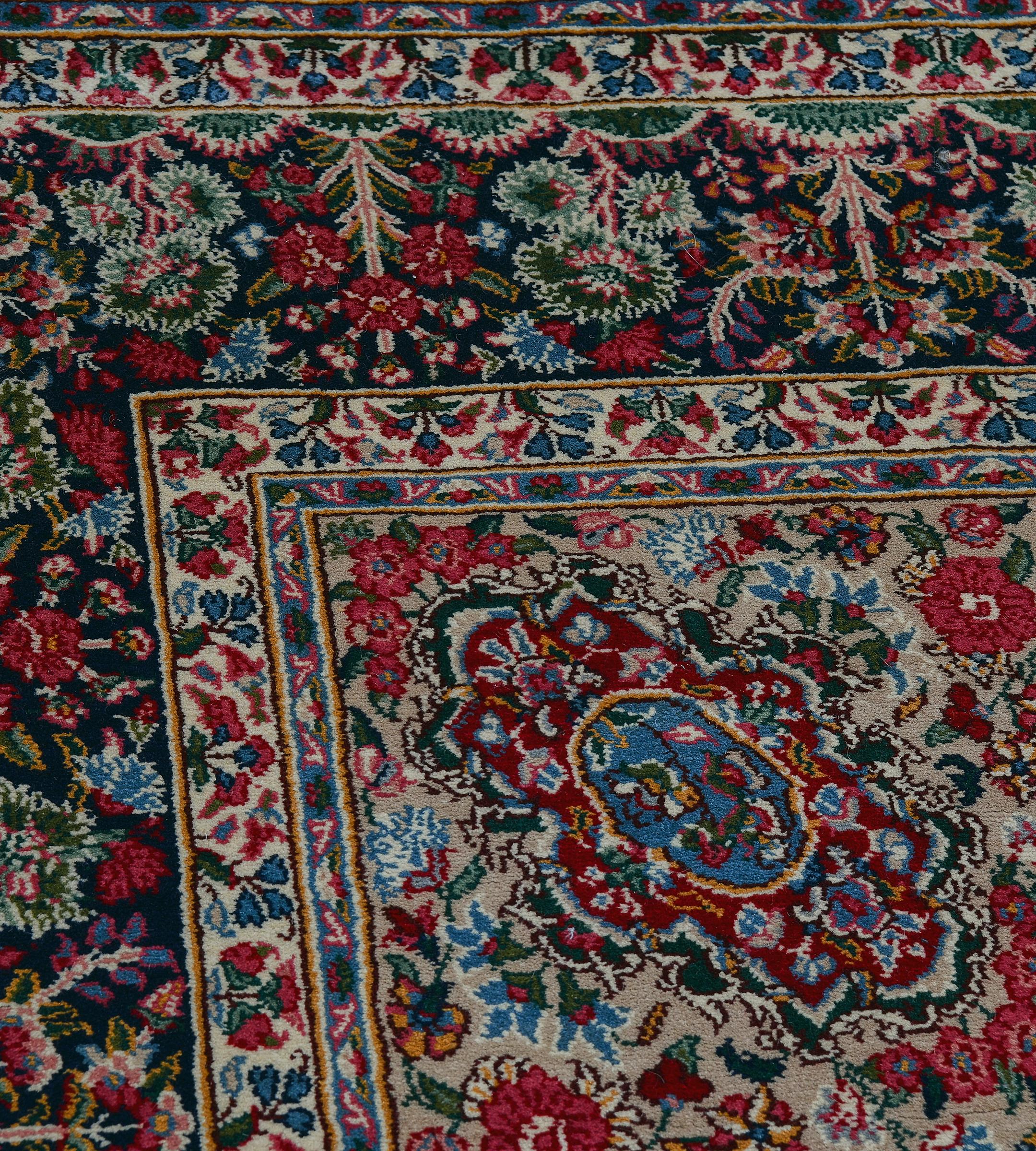 Tappeto contemporaneo floreale multicolore in lana intrecciata a mano in stile Kerman In condizioni Nuovo in vendita a West Hollywood, CA