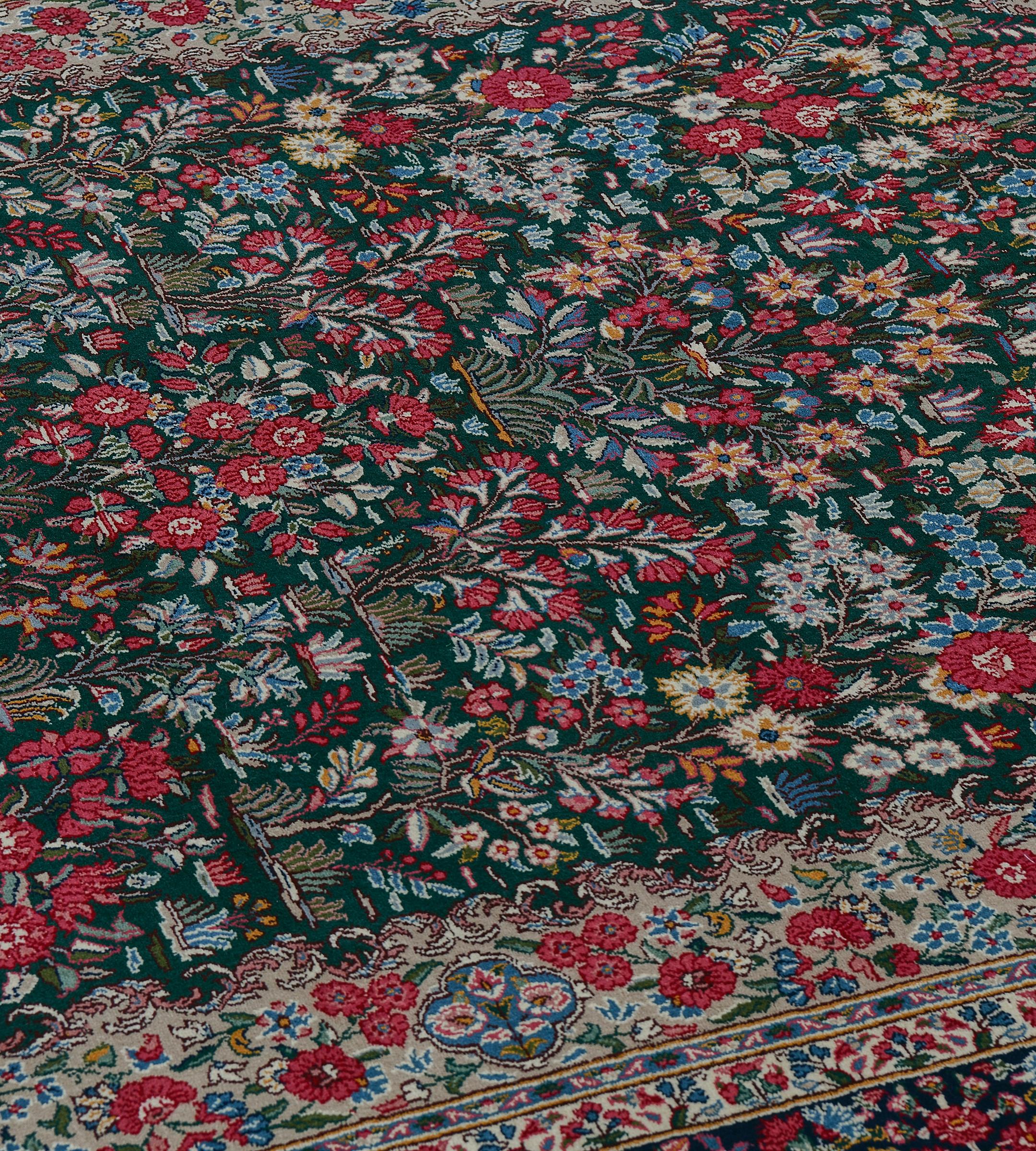 XXI secolo e contemporaneo Tappeto contemporaneo floreale multicolore in lana intrecciata a mano in stile Kerman in vendita