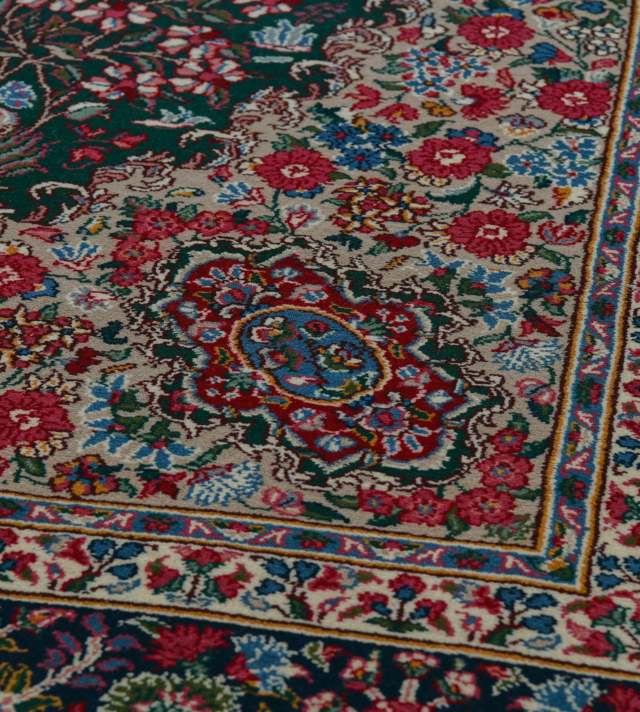 Tappeto contemporaneo floreale multicolore in lana intrecciata a mano in stile Kerman in vendita 1