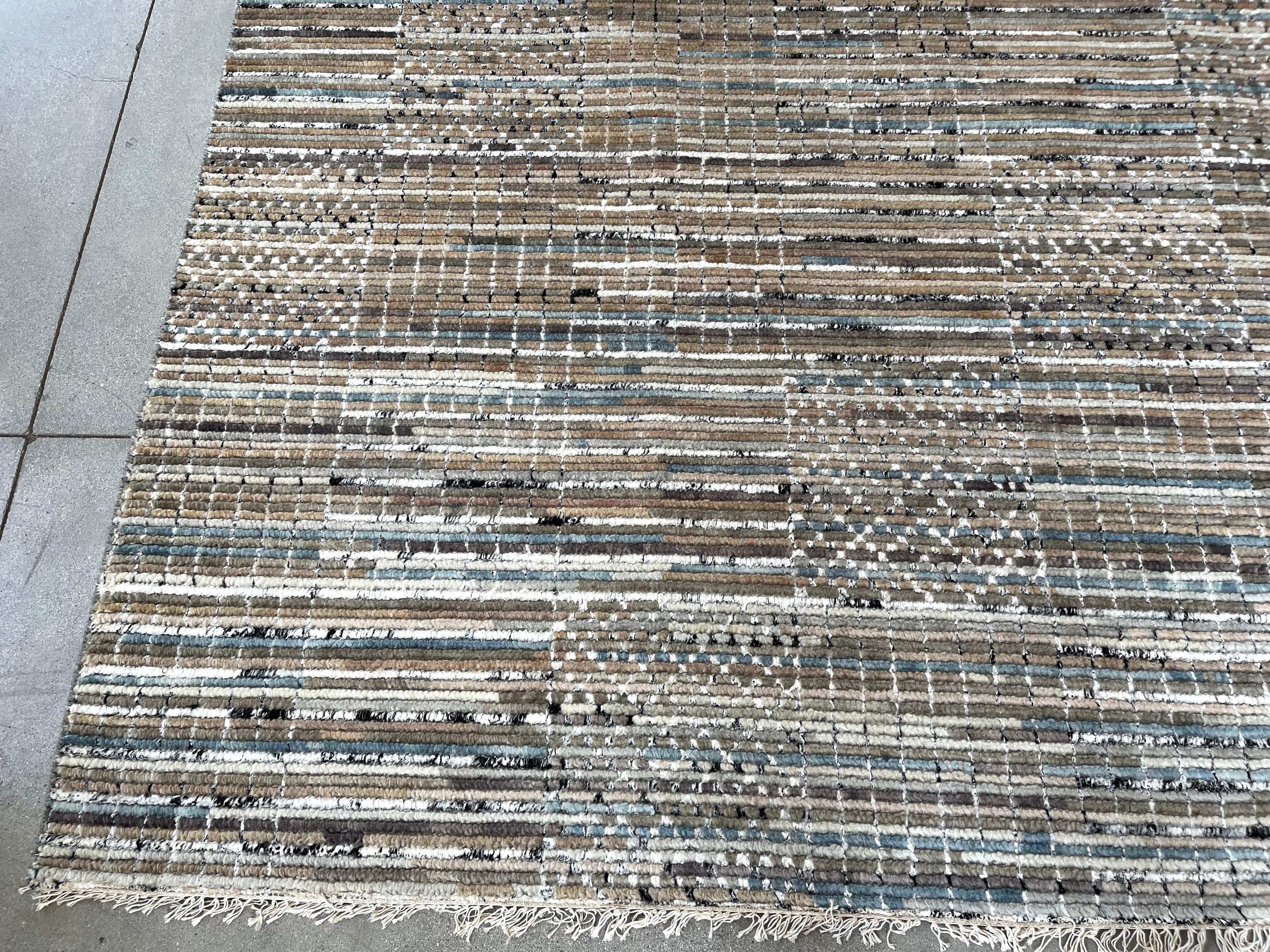 Indiano Tappeto contemporaneo con design patchwork multicolore in vendita