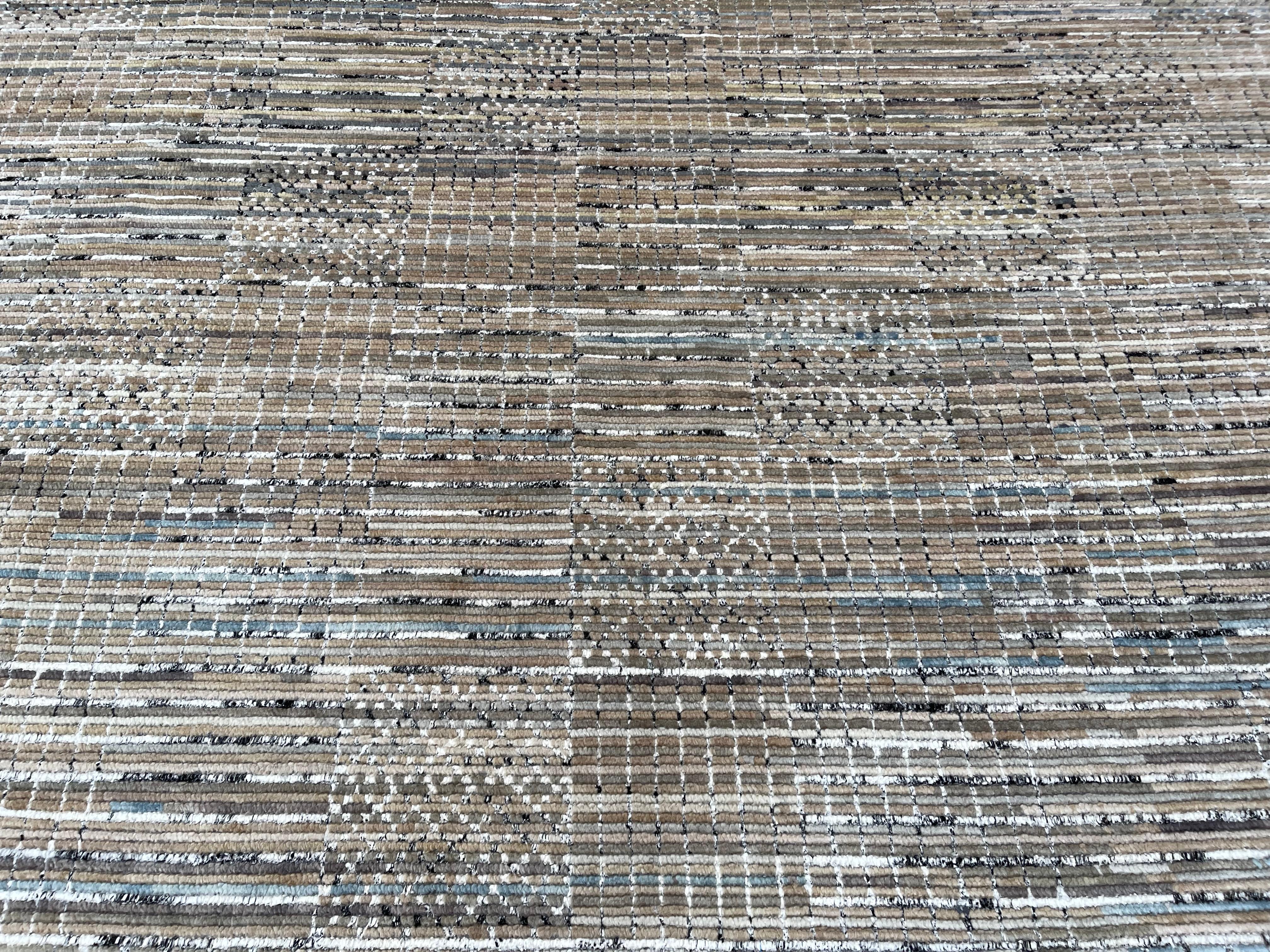 Annodato a mano Tappeto contemporaneo con design patchwork multicolore in vendita