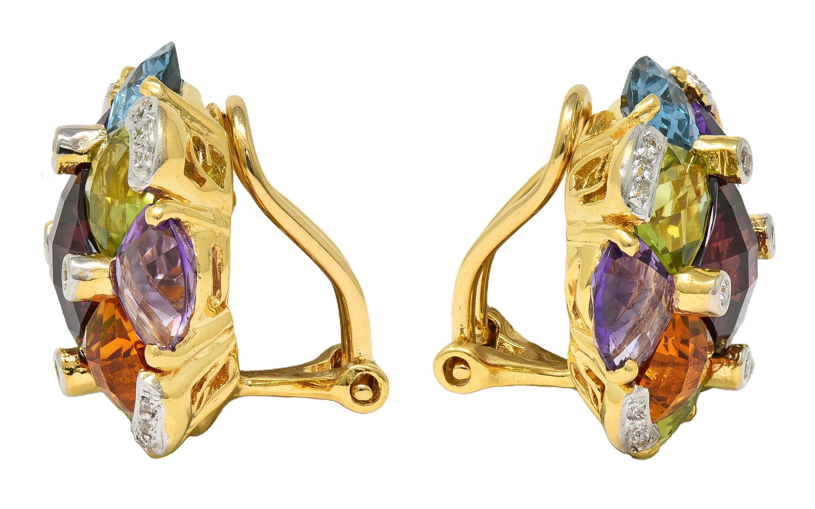 Contemporain Boucles d'oreilles clips contemporaines en or 18K à damier et diamants multiples en vente