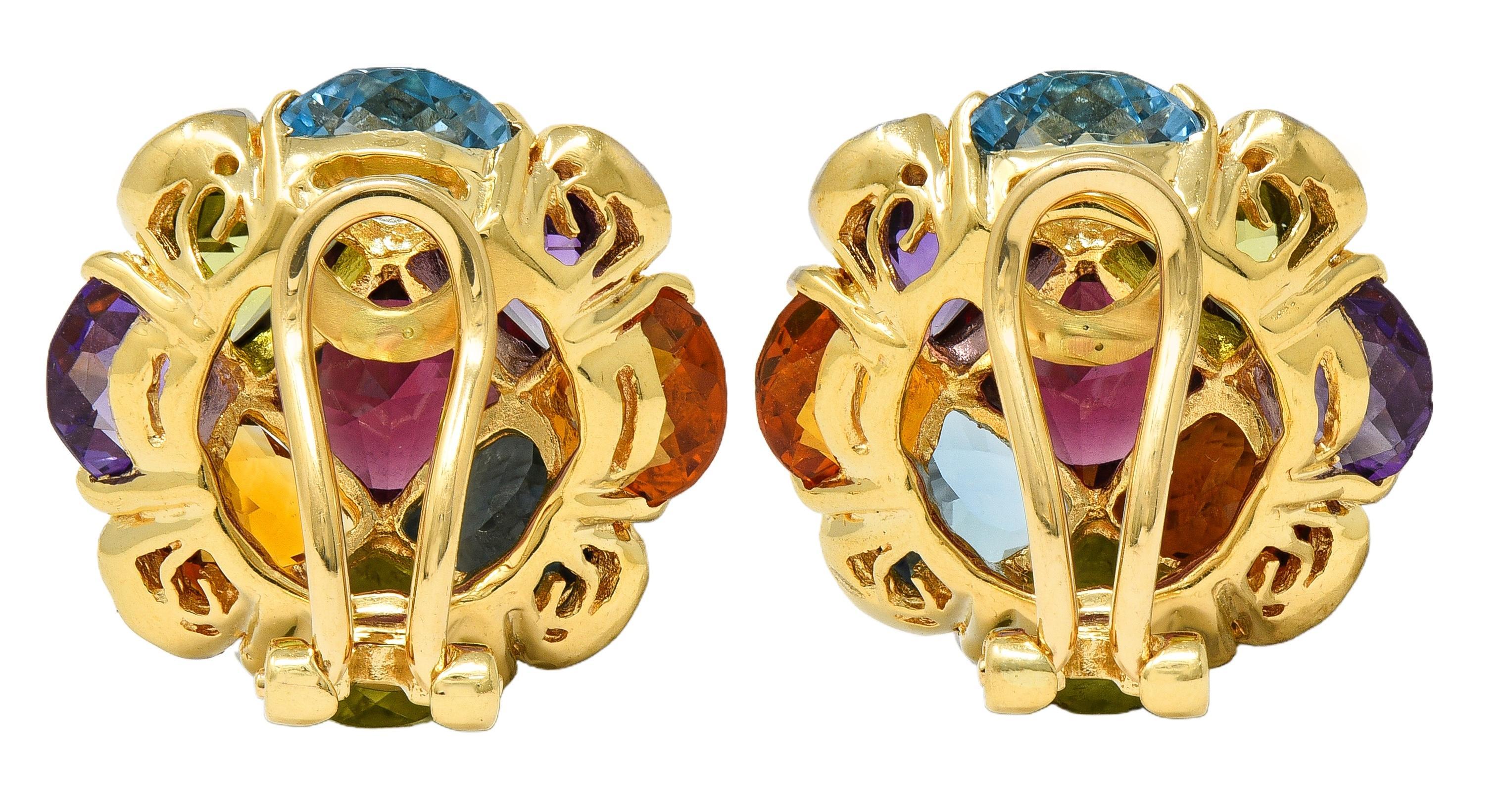 Taille coussin Boucles d'oreilles clips contemporaines en or 18K à damier et diamants multiples en vente