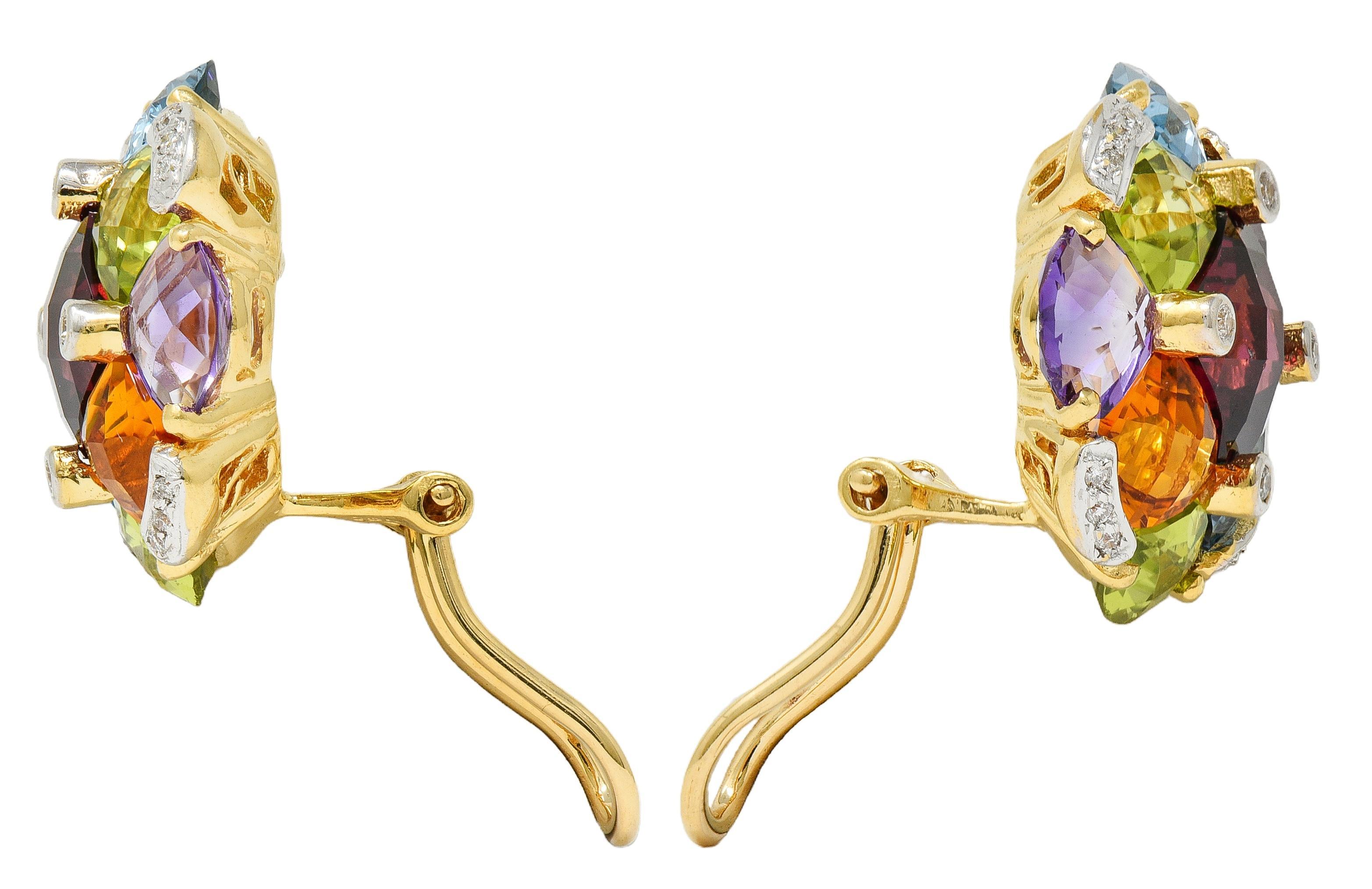 Boucles d'oreilles clips contemporaines en or 18K à damier et diamants multiples Pour femmes en vente