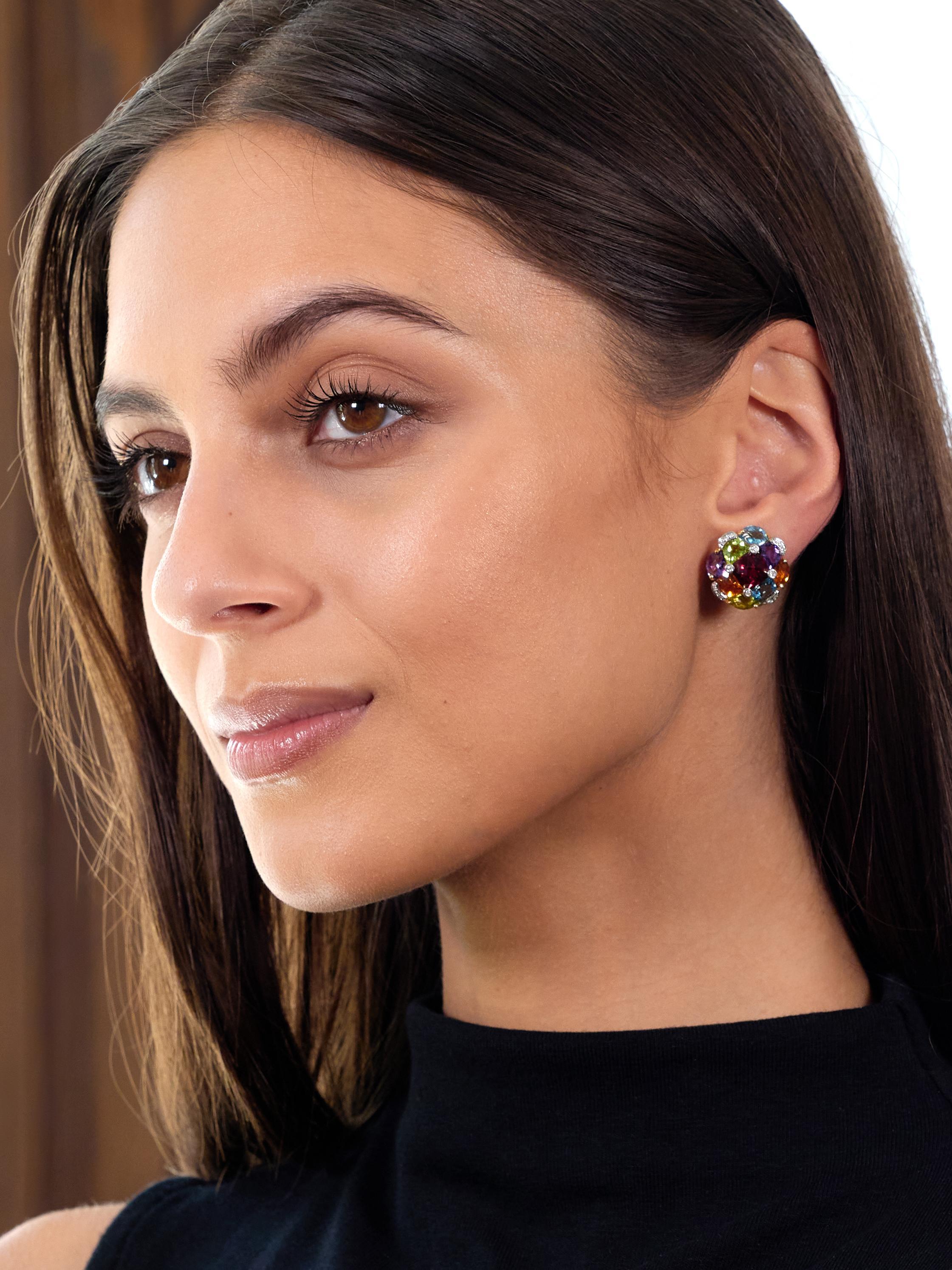 Boucles d'oreilles clips contemporaines en or 18K à damier et diamants multiples en vente 1