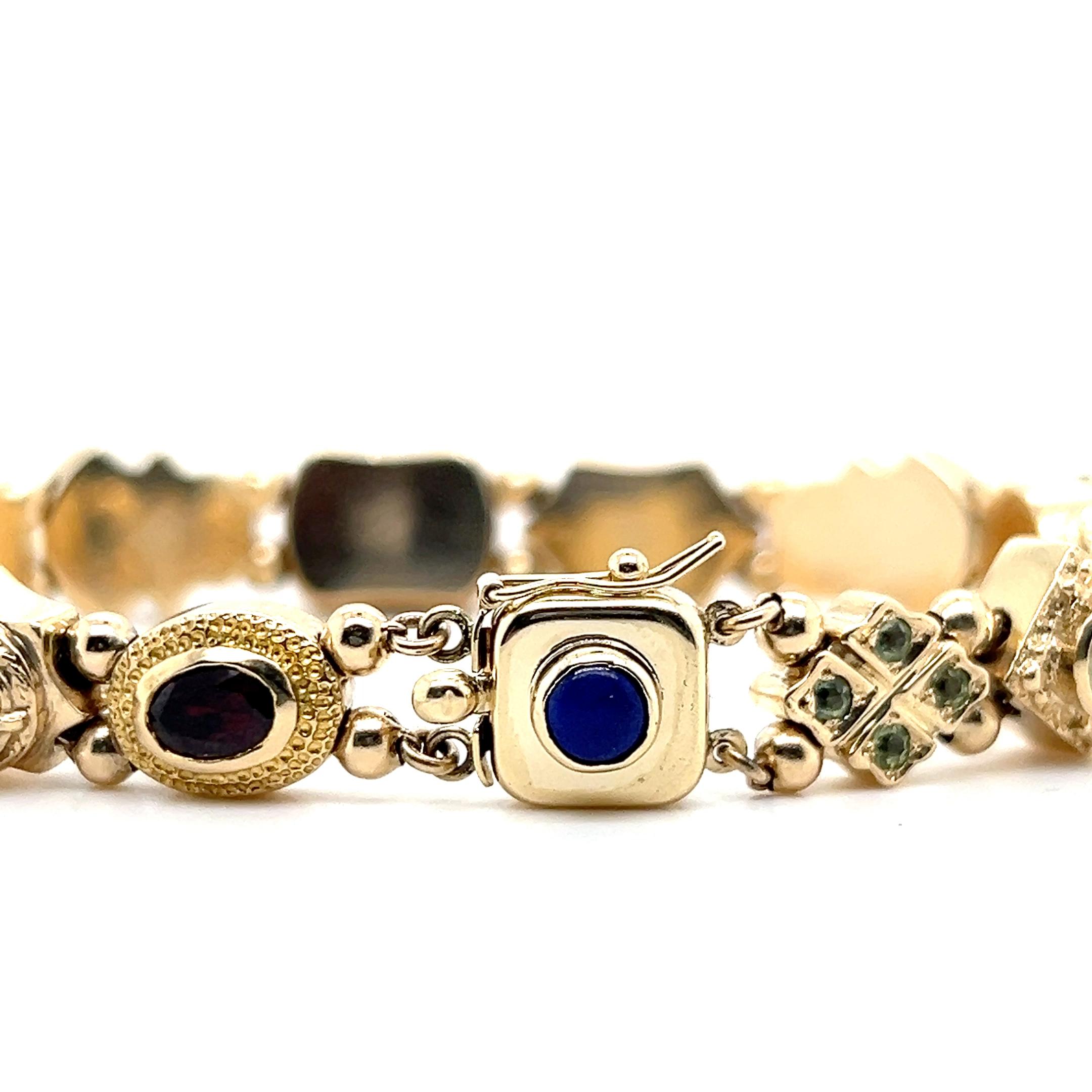 Ce bracelet contemporain des années 1990, composé de plusieurs pierres précieuses, est réalisé en or jaune 14 carats et mesure 7,5 pouces de long. Le design unique présente une gamme enchanteresse de pierres précieuses serties, chacune choisie pour