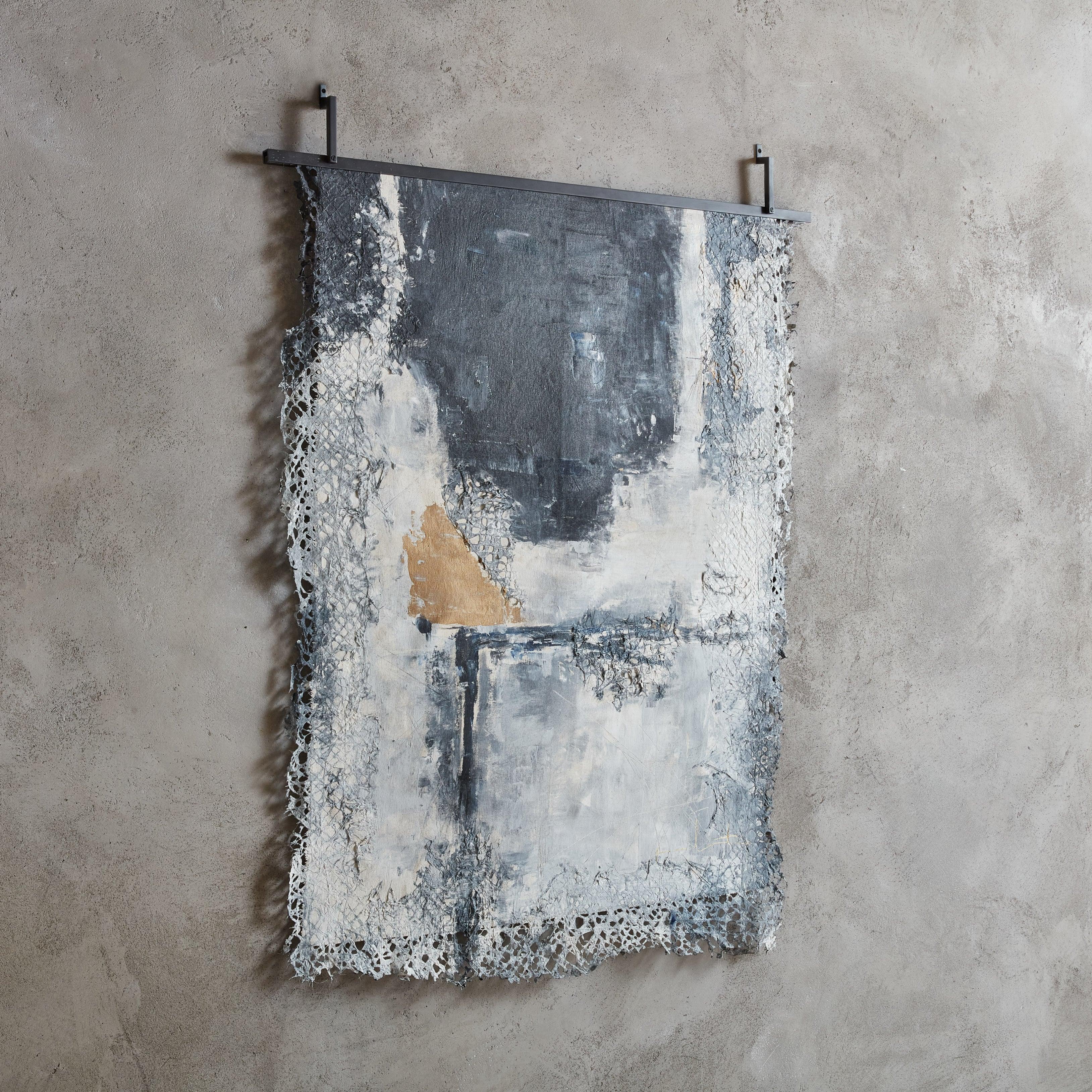 Una bellissima composizione a tecnica mista creata dall'artista di Chicago Jane Lorentsen. Lorensten stende un delicato pizzo giapponese su tela. Quest'opera è presentata in un supporto da parete in metallo annerito dal design personalizzato. Pizzo