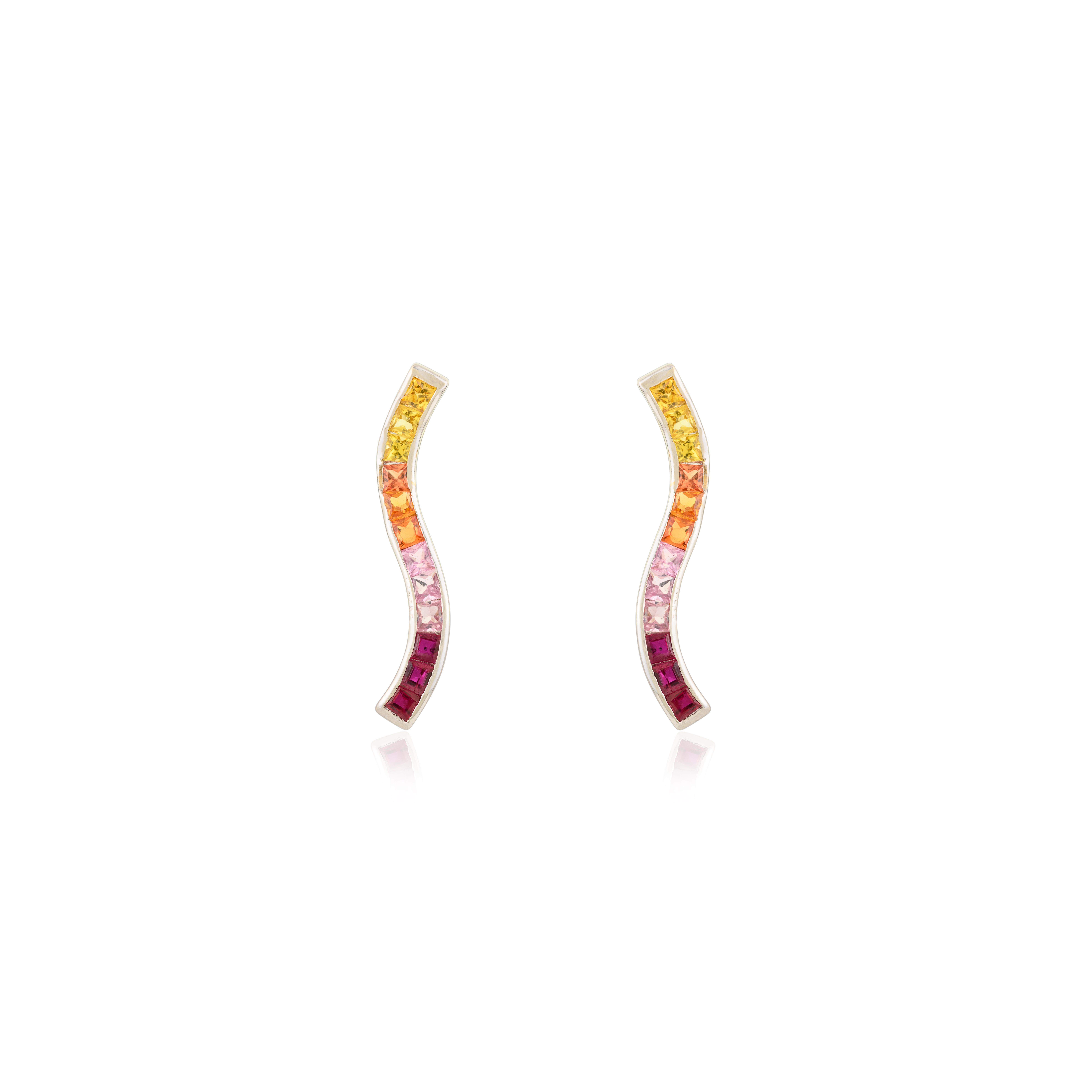 Zeitgenössische geschwungene Ohrringe mit mehreren Saphiren und Rubinen aus 14k Weißgold (Moderne) im Angebot
