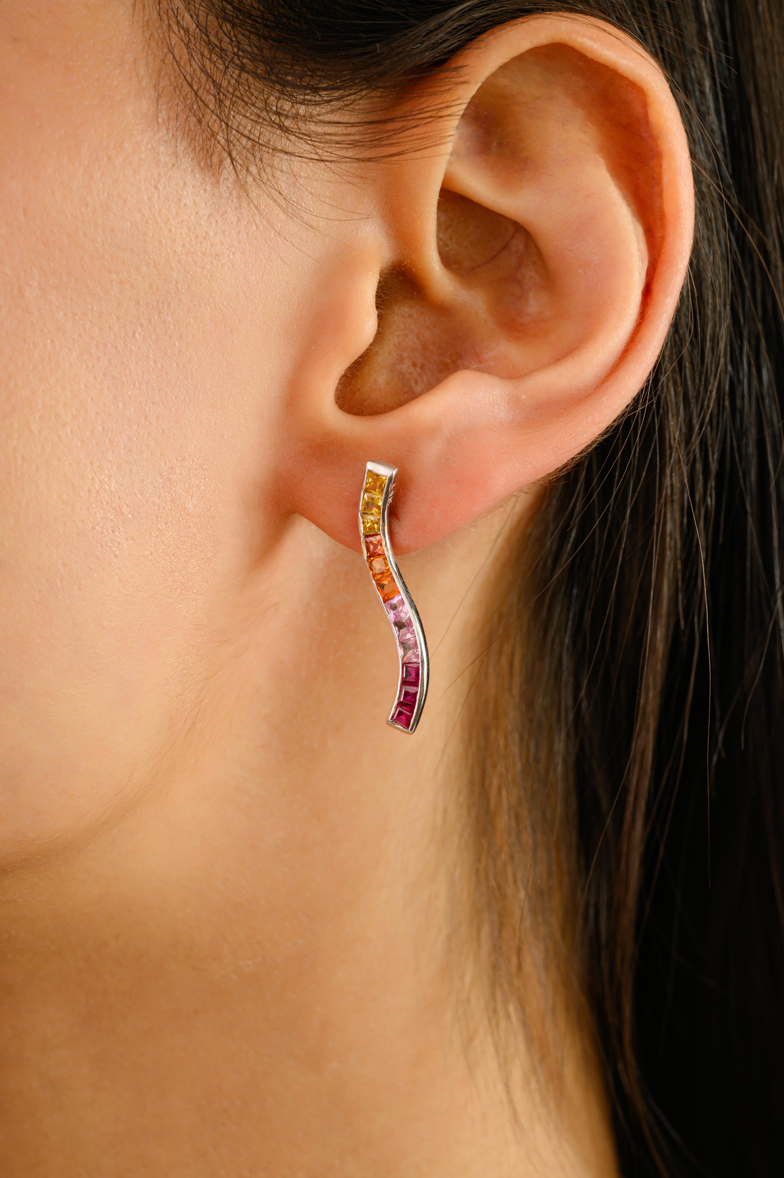 Zeitgenössische geschwungene Ohrringe mit mehreren Saphiren und Rubinen aus 14k Weißgold im Angebot 2