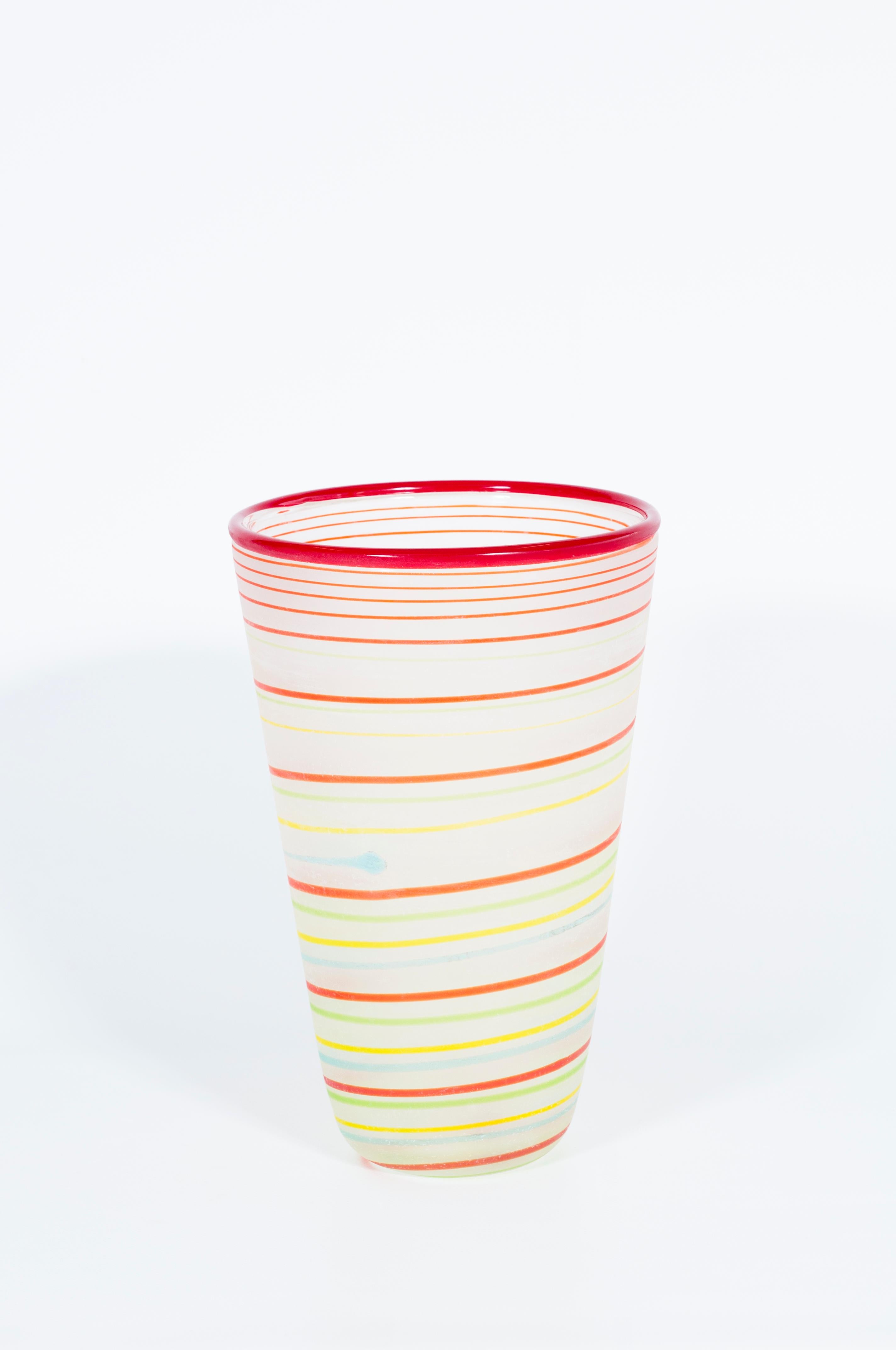 Zeitgenössische Vase aus mehrfarbigem Murano-Glas Signiert von Cenedese 1990er Jahre Italien.
Diese wunderbare Vase wird dank ihres künstlerischen Designs zum Blickfang in Ihrem Haus. Die unregelmäßigen Muster aus mehrfarbigen untergetauchten