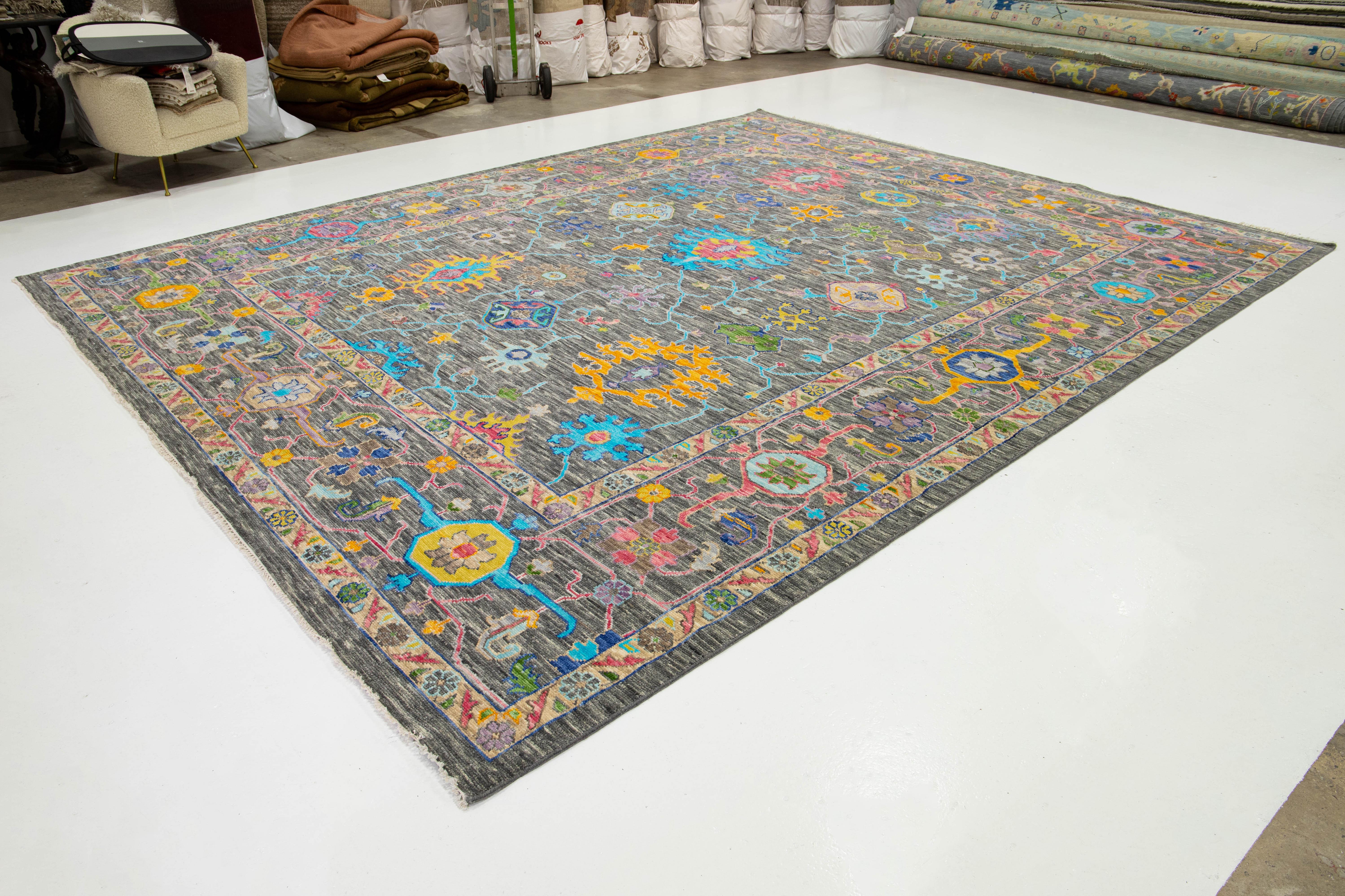 Noué à la main Contemporary Multicolored Floral Oushak Style Wool Rug Handmade In Gray en vente