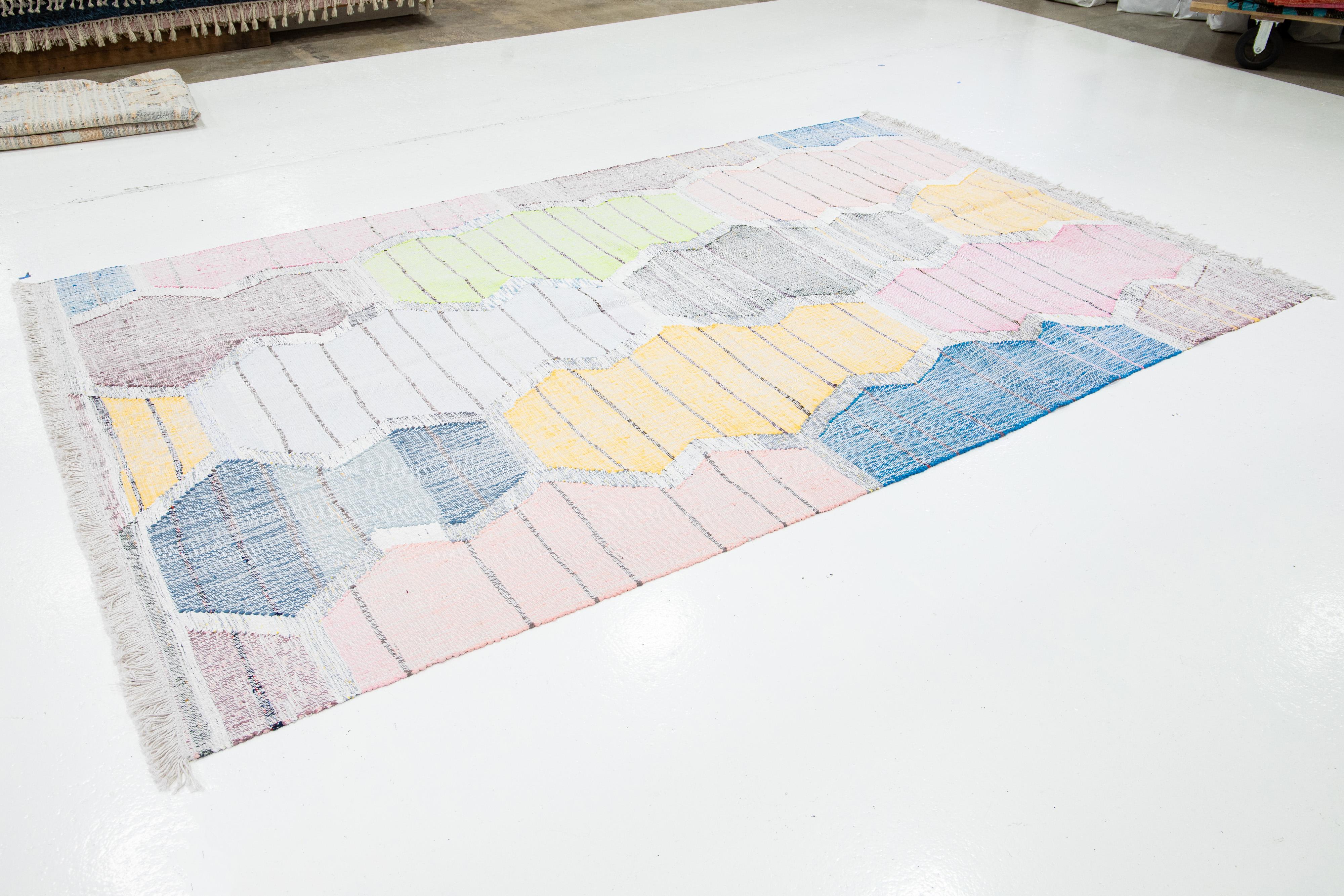 Contemporary Multicolored Kilim Wool rug With Geometric Design (Handgeknüpft) im Angebot