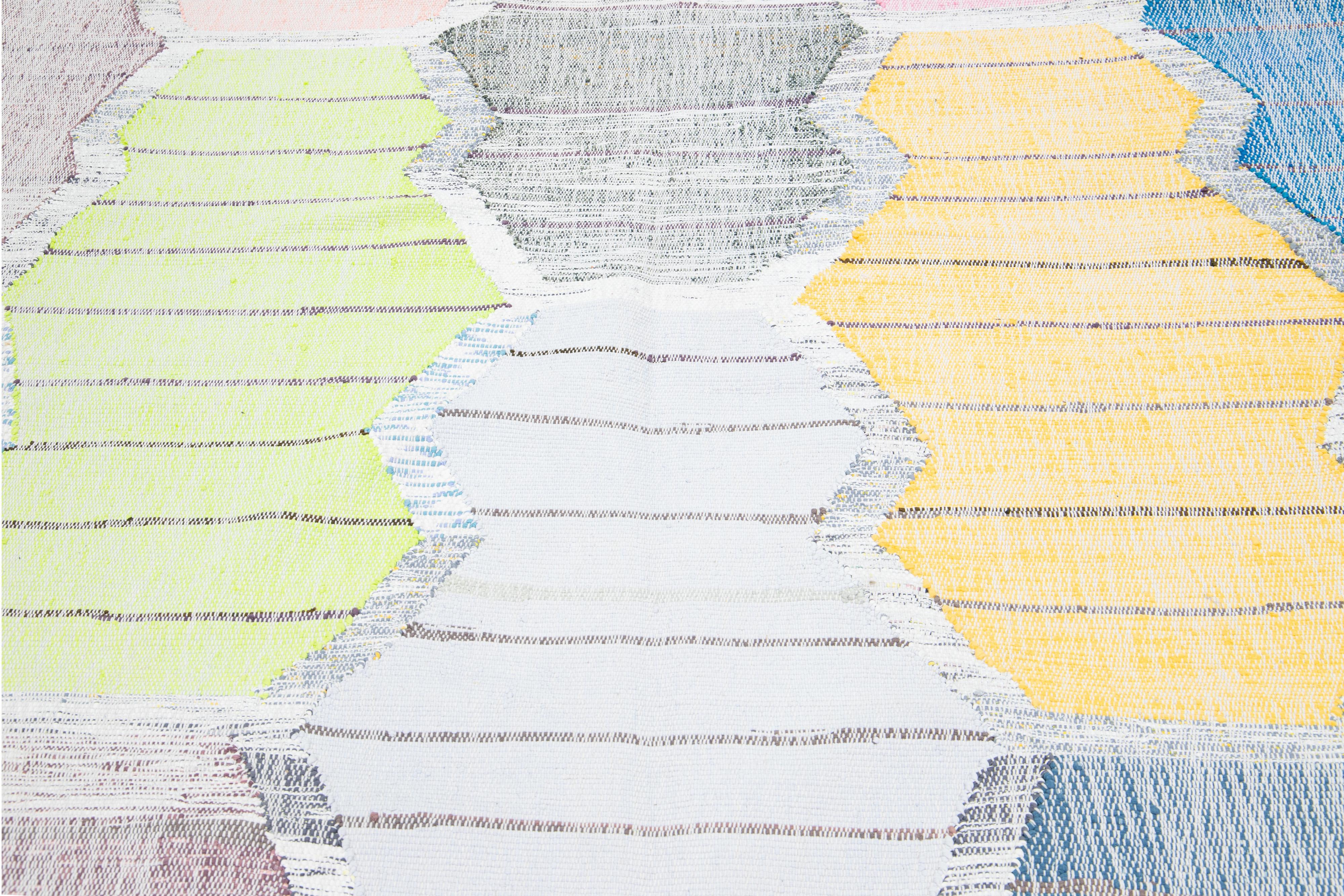 Contemporary Multicolored Kilim Wool rug With Geometric Design (21. Jahrhundert und zeitgenössisch) im Angebot