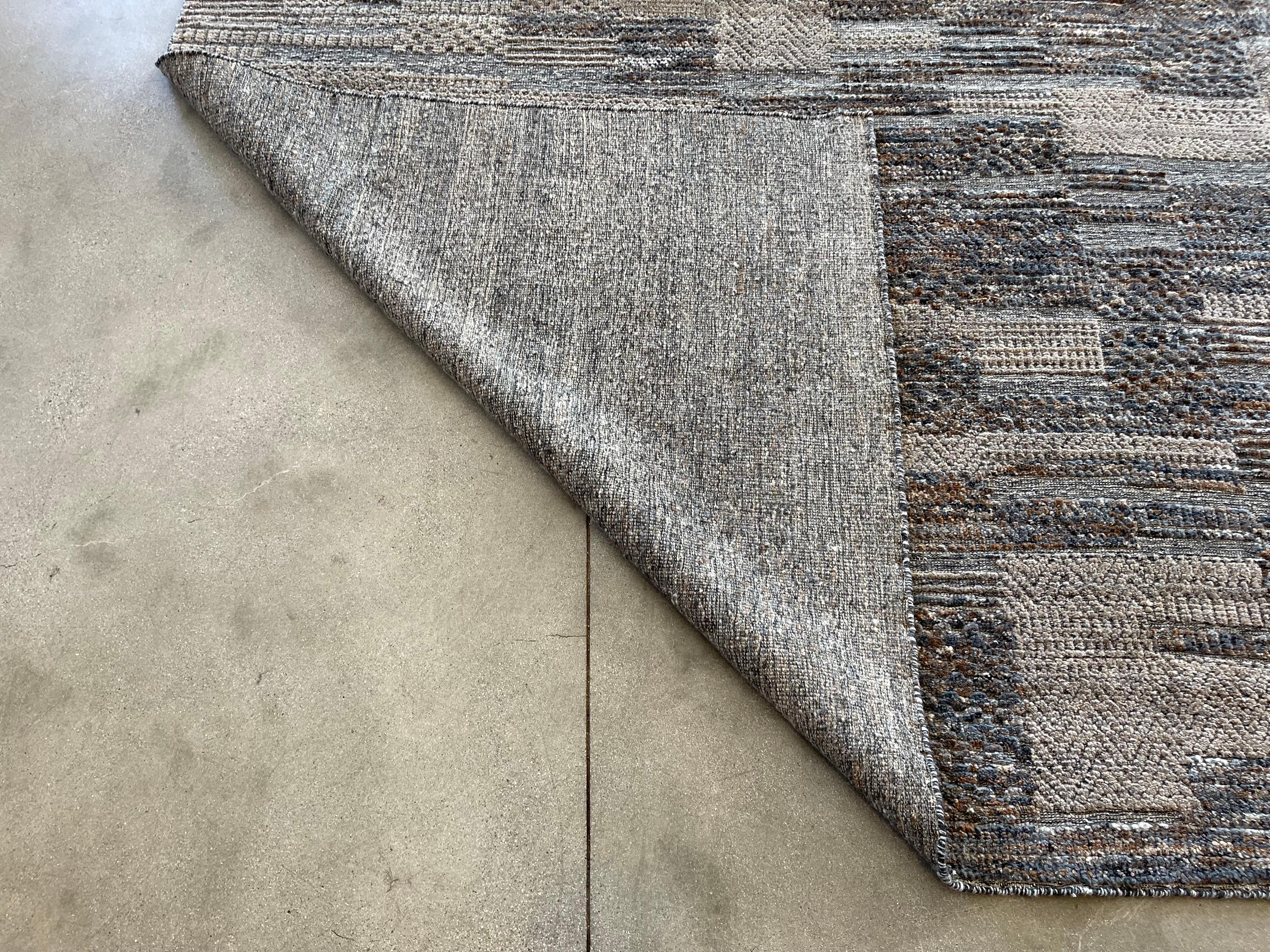 Tappeto contemporaneo con design patchwork multicolore in vendita 3