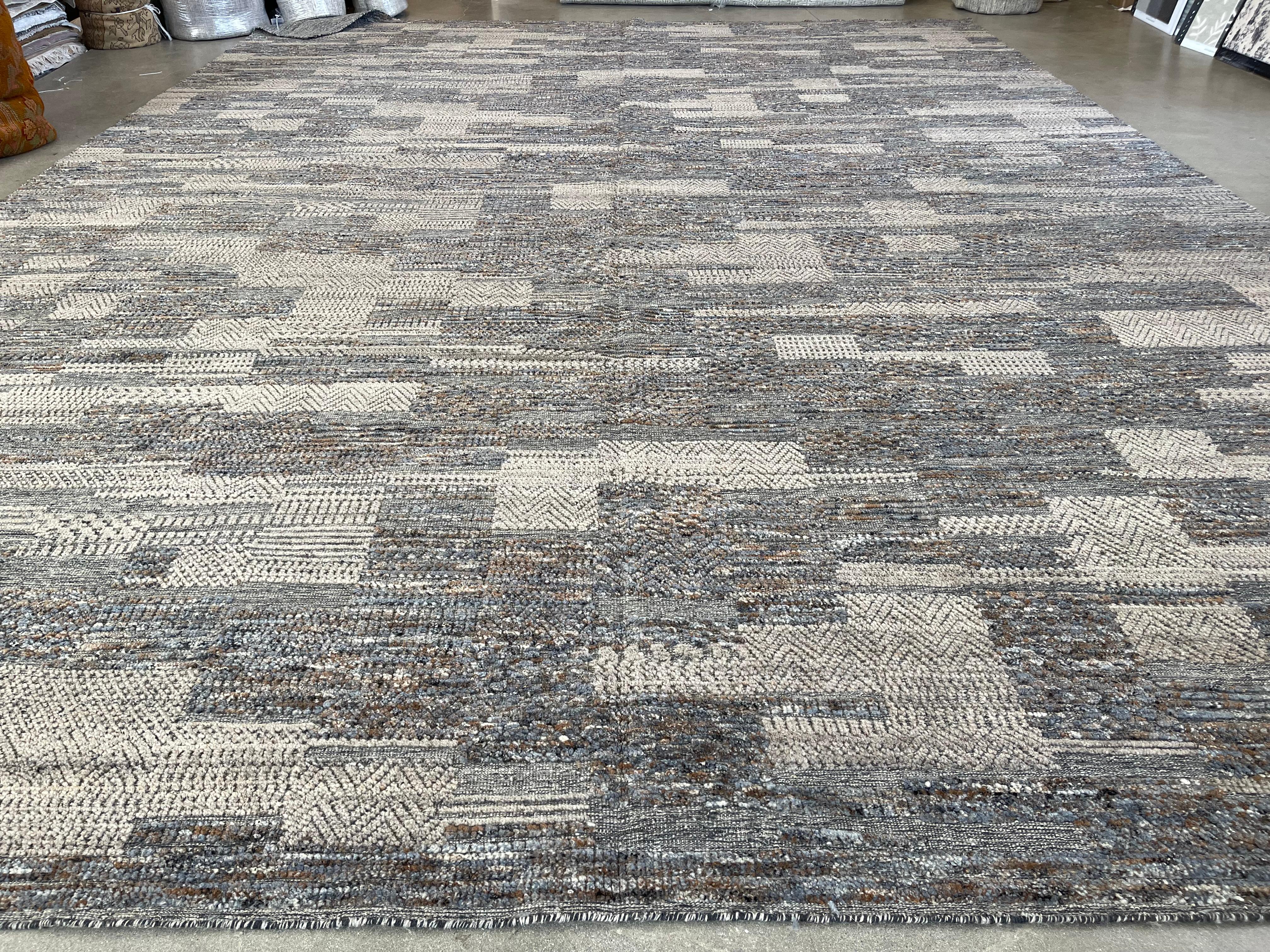 Un mix fresco e contemporaneo di colori e motivi si combina per creare una rivisitazione moderna del tappeto patchwork. I toni caldi del marrone e dell'abbronzatura contrastano con quelli freddi dell'argento/grigio e del beige, rendendo l'opera