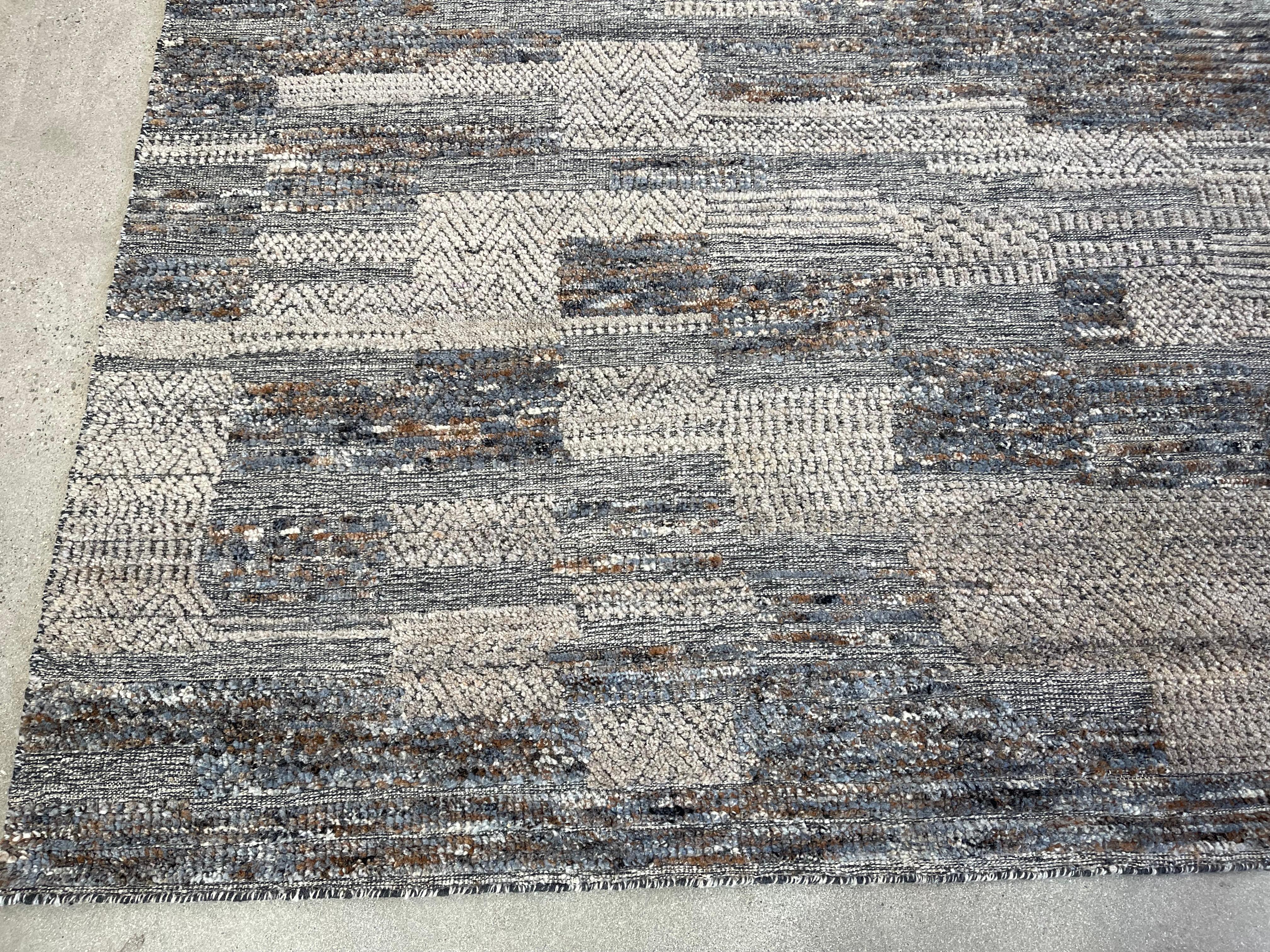 Annodato a mano Tappeto contemporaneo con design patchwork multicolore in vendita