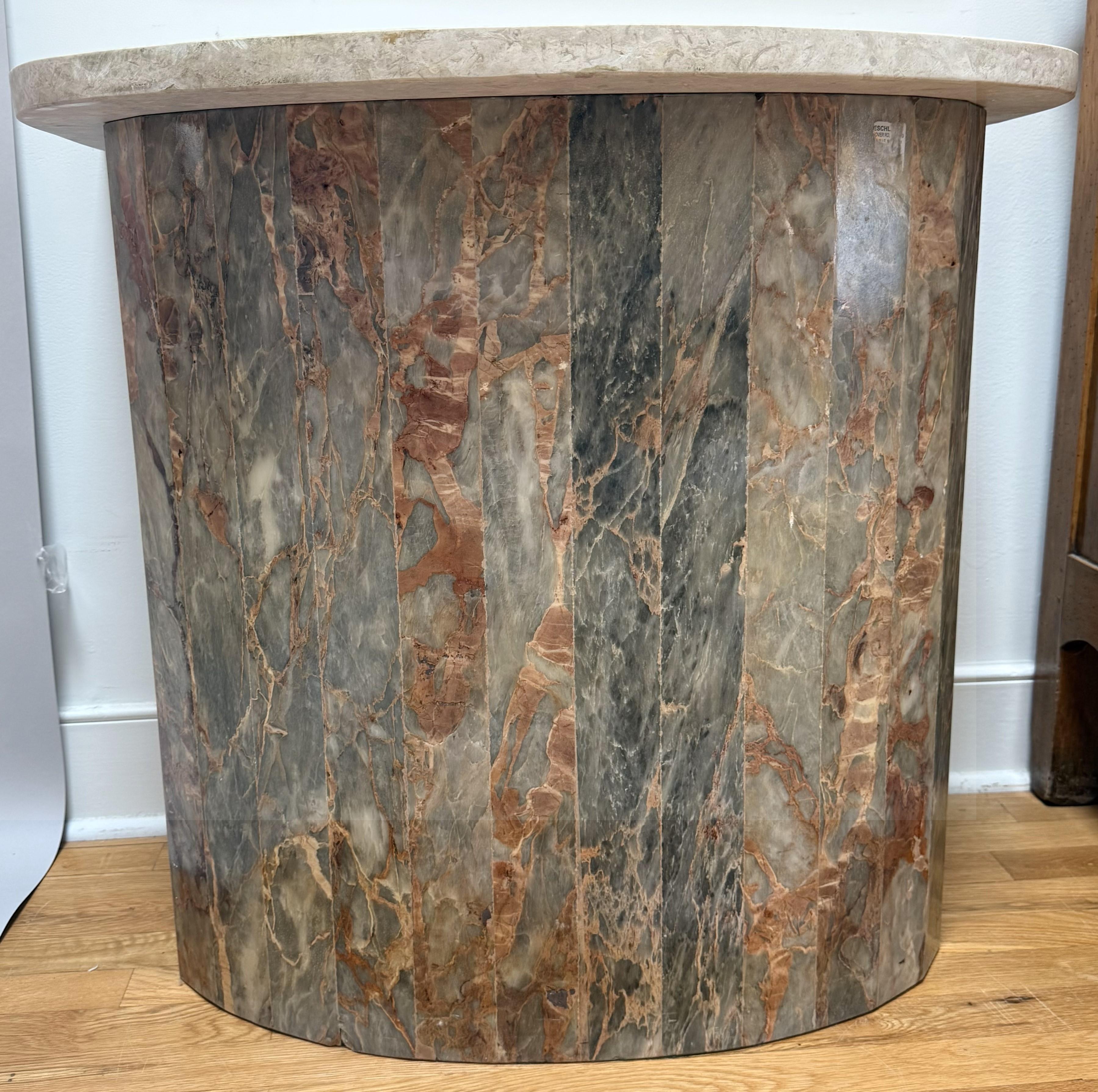 Zeitgenössische Konsole aus mehrfarbigem Stein mit Platte aus versteinertem Kalkstein (amerikanisch) im Angebot
