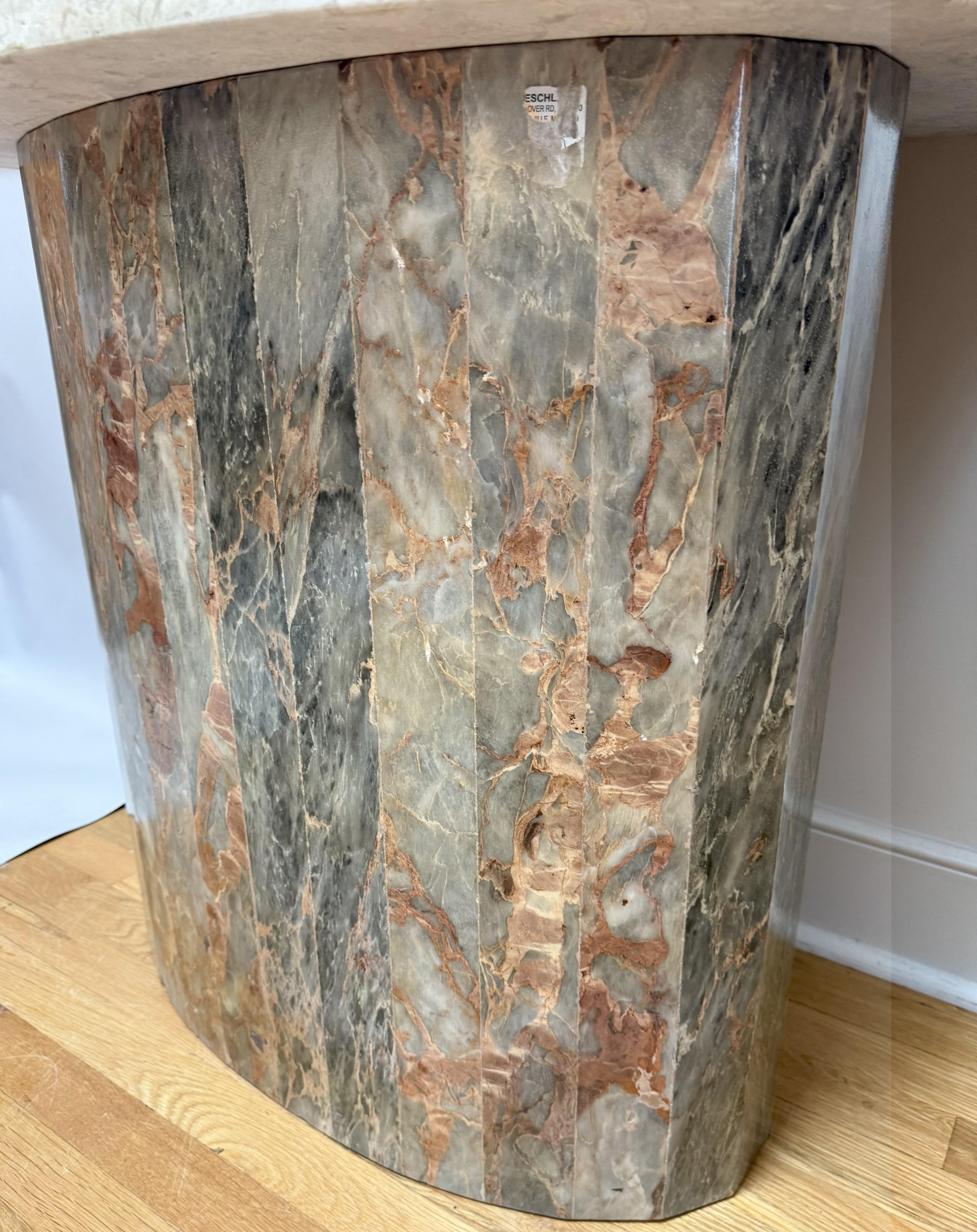 Zeitgenössische Konsole aus mehrfarbigem Stein mit Platte aus versteinertem Kalkstein (21. Jahrhundert und zeitgenössisch) im Angebot