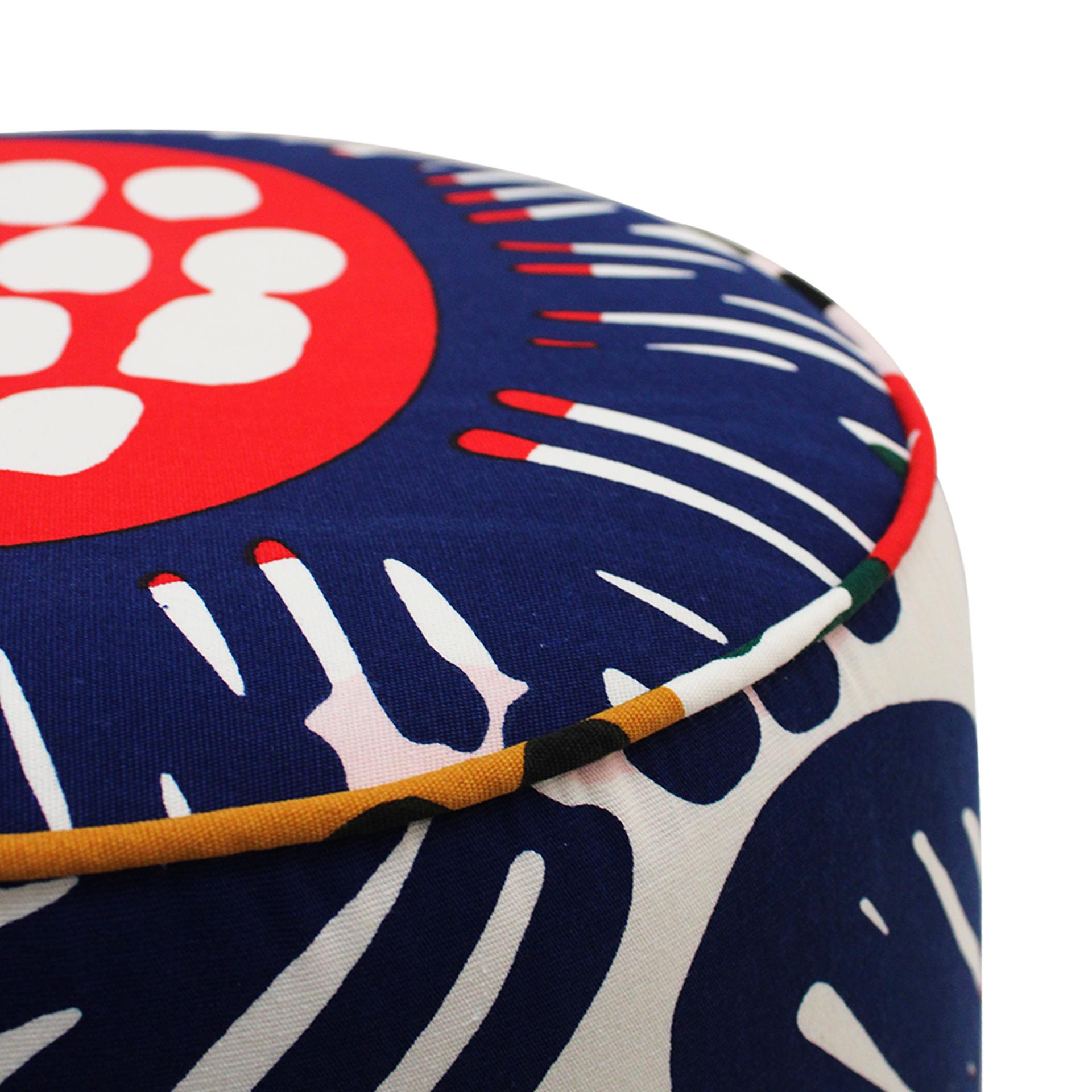 Zeitgenössischer Pouf aus italienischem Stoff mit Blumenmuster, mehrfarbig, rund (Italienisch) im Angebot