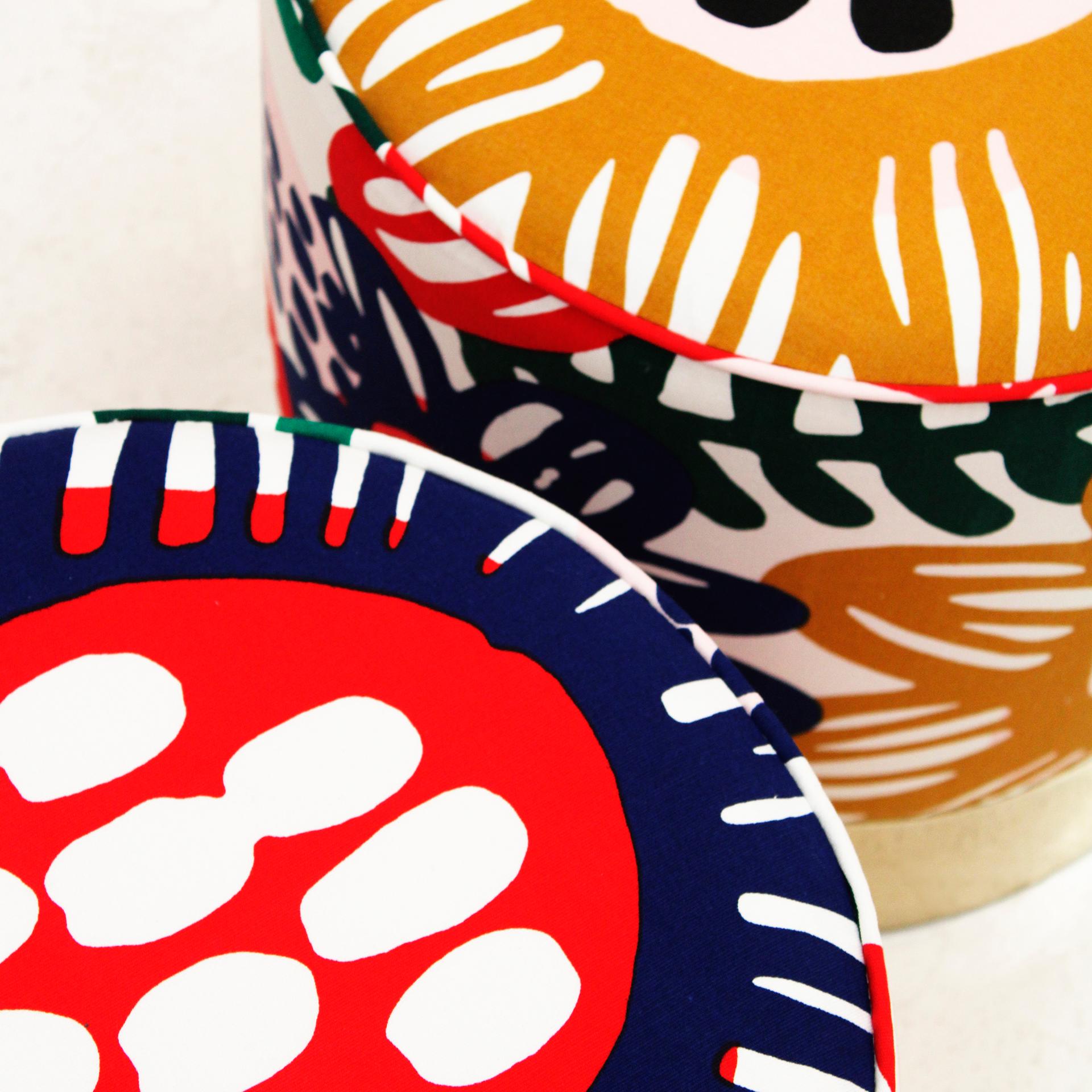 Zeitgenössisches Paar runder Poufs aus italienischem Stoff mit Blumenmustern in mehreren Farben im Angebot 3