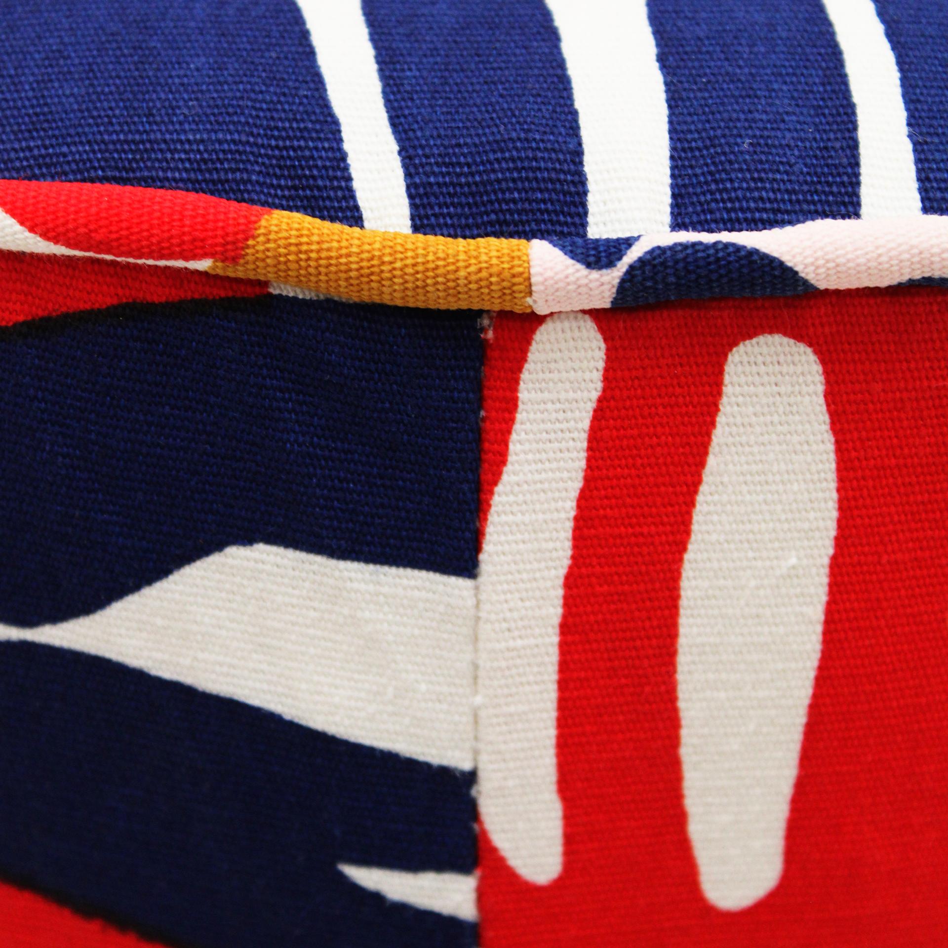 Zeitgenössisches Paar runder Poufs aus italienischem Stoff mit Blumenmustern in mehreren Farben im Angebot 9