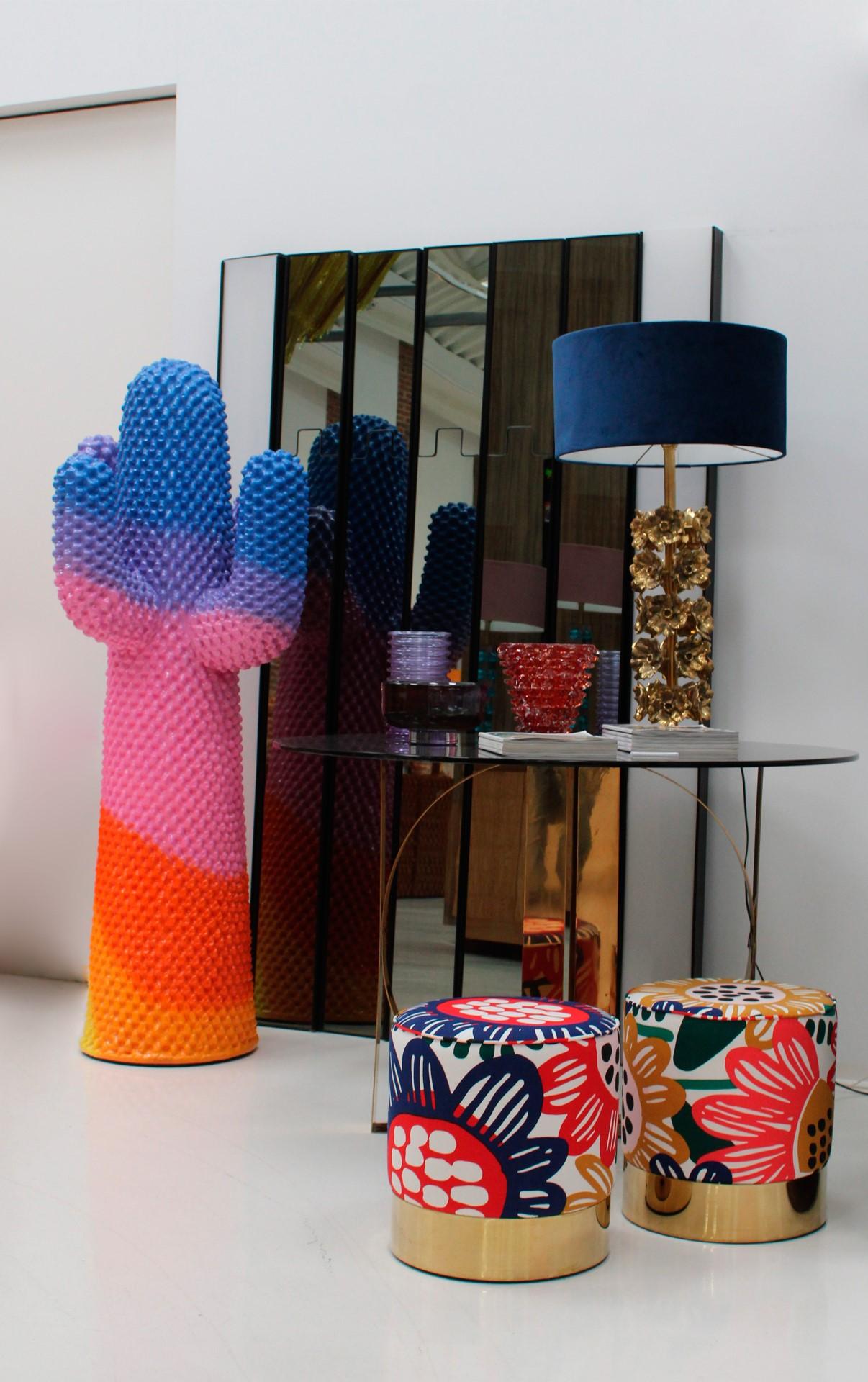 Zeitgenössisches Paar runder Poufs aus italienischem Stoff mit Blumenmustern in mehreren Farben im Angebot 12