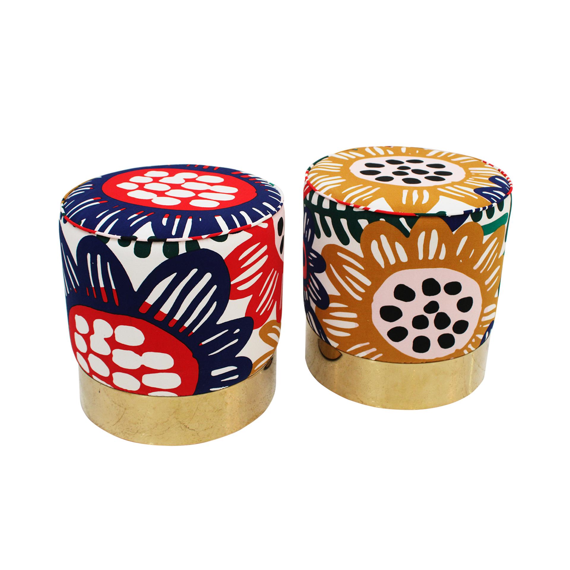 Zwei runde Hocker mit Blumenmusterbezug und Messingfüßen. Italiener. Abmessungen: Durchmesser 37 cm x H 38 cm

Dieses Paar runder Hocker kombiniert ein Messinggestell mit einer floral gemusterten Polsterung, was sie zu einer vielseitigen Option für