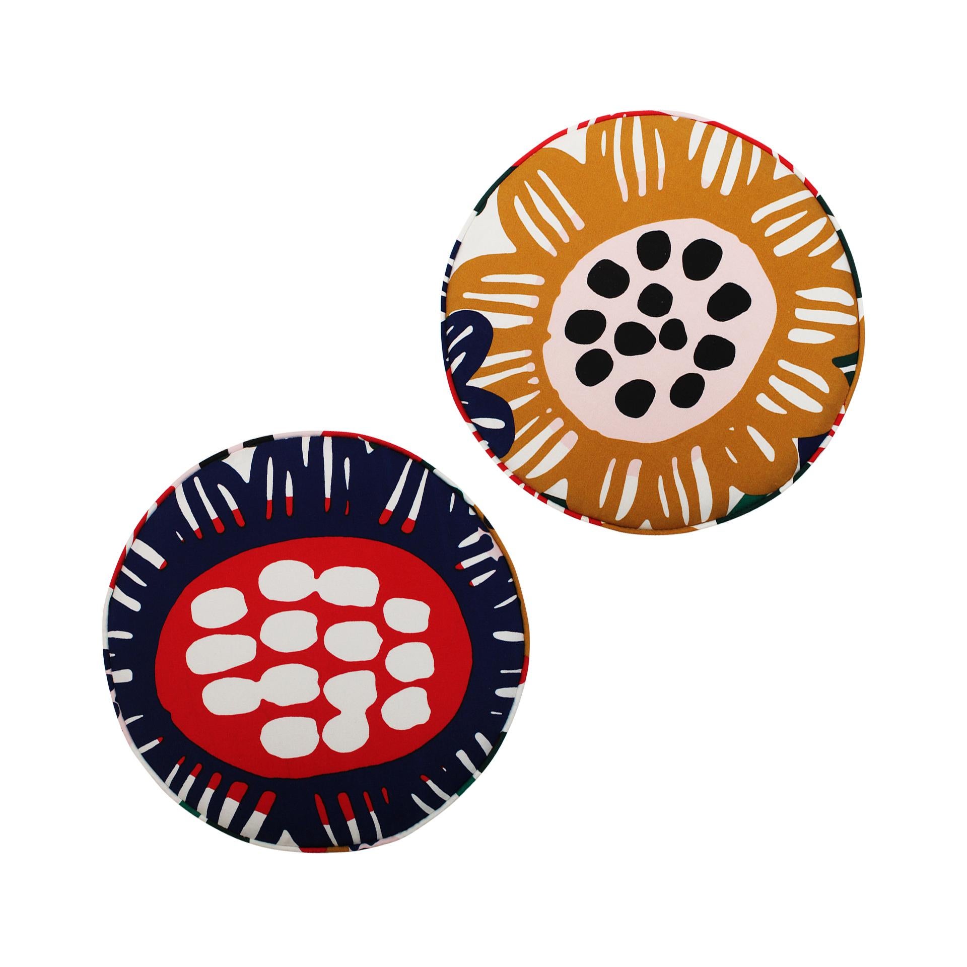 Zeitgenössisches Paar runder Poufs aus italienischem Stoff mit Blumenmustern in mehreren Farben (Moderne) im Angebot