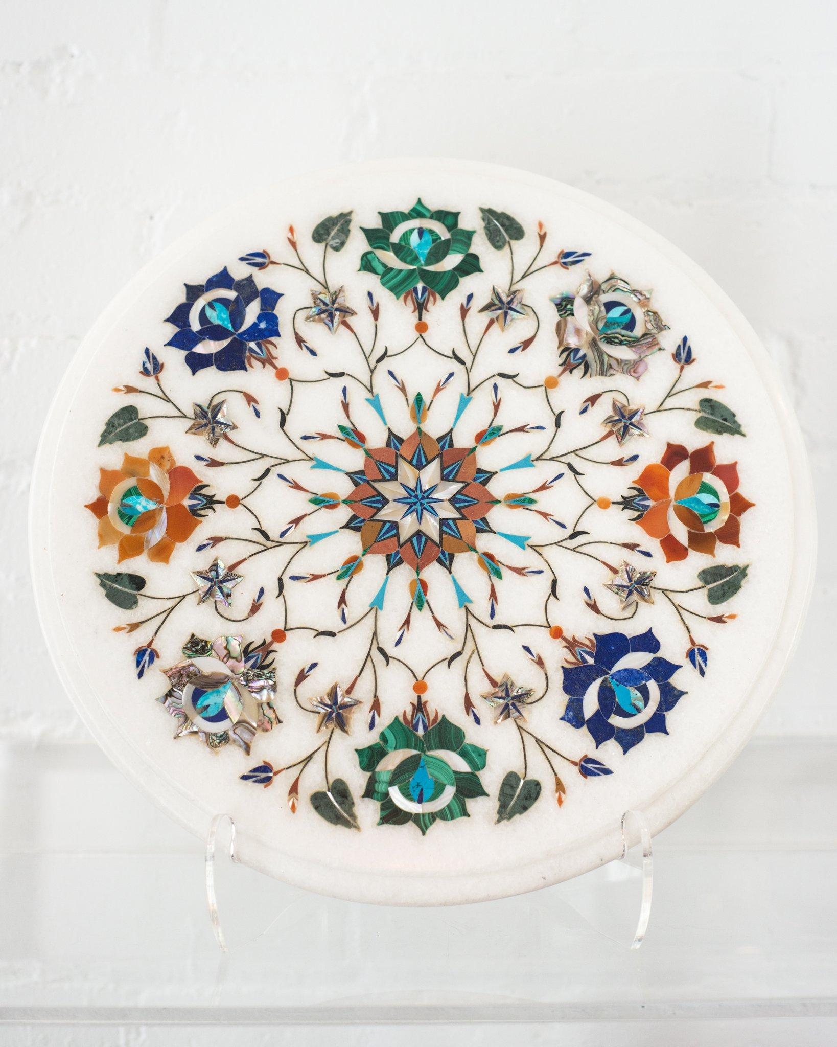 An Indian white marble platter with a colourful variety of inlaid semi-precious stones. This fine art piece would look striking placed on a coffee table or dining table to display drinks or appetizers.