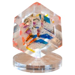 Sculpture cubique contemporaine en acrylique multicolore