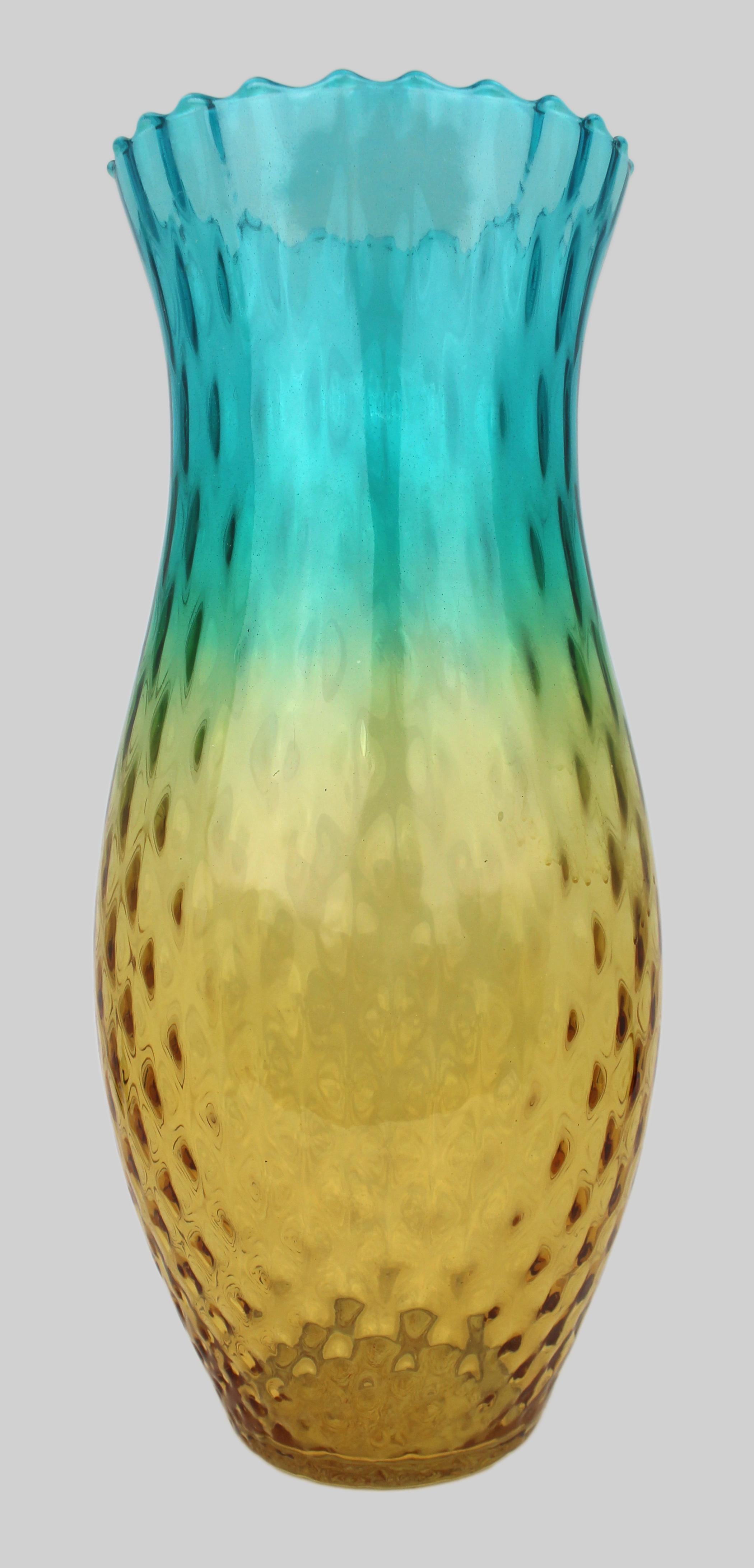 Vase contemporain en verre d'art de Murano - Bleu et ambre avec motif de clous de girofle

Un étonnant vase en verre d'art de Murano soufflé à la main, fabriqué en Italie ces dernières années selon les techniques traditionnelles vénitiennes. Le vase