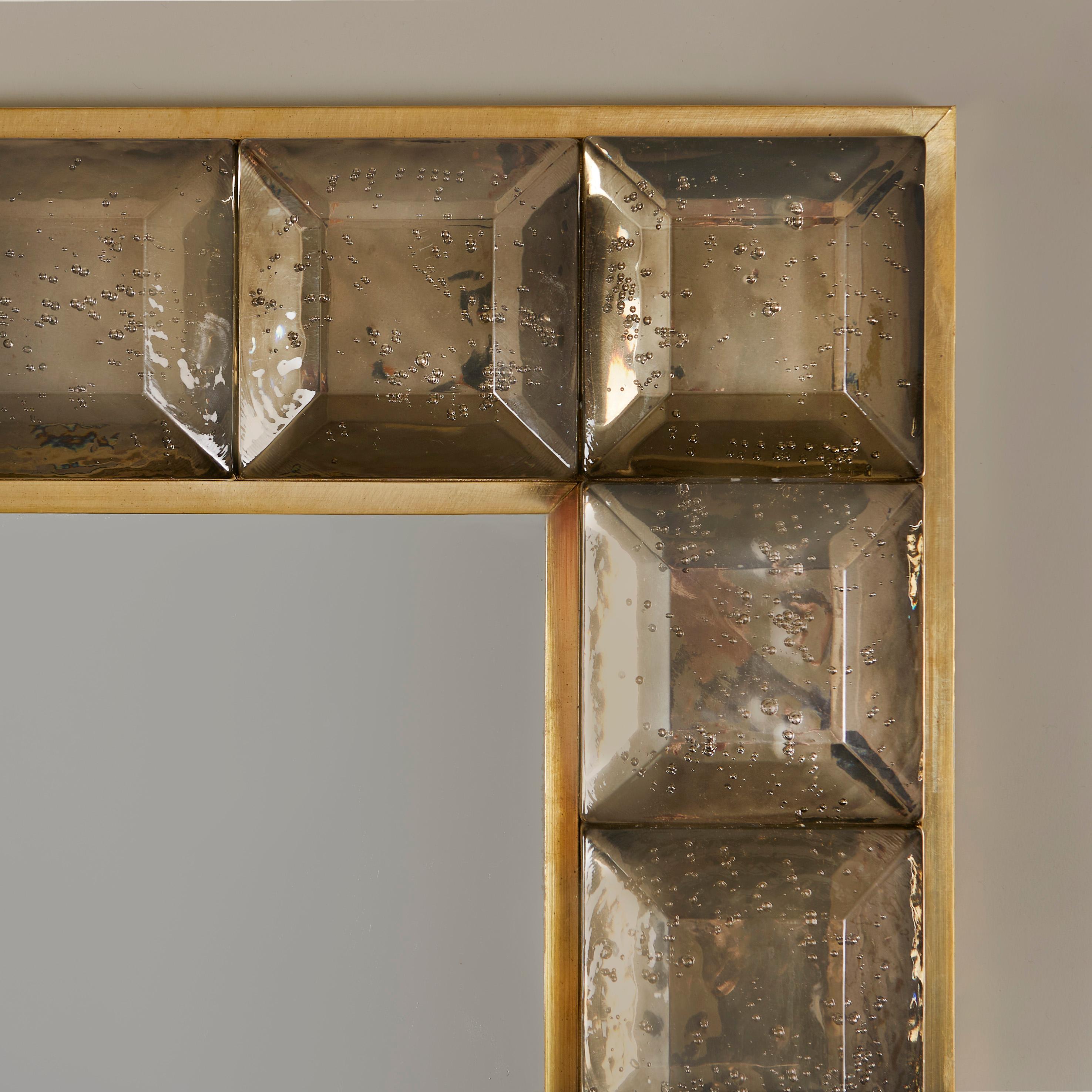 italien Miroir 'Jewell' contemporain en verre de Murano et fumée de laiton en vente