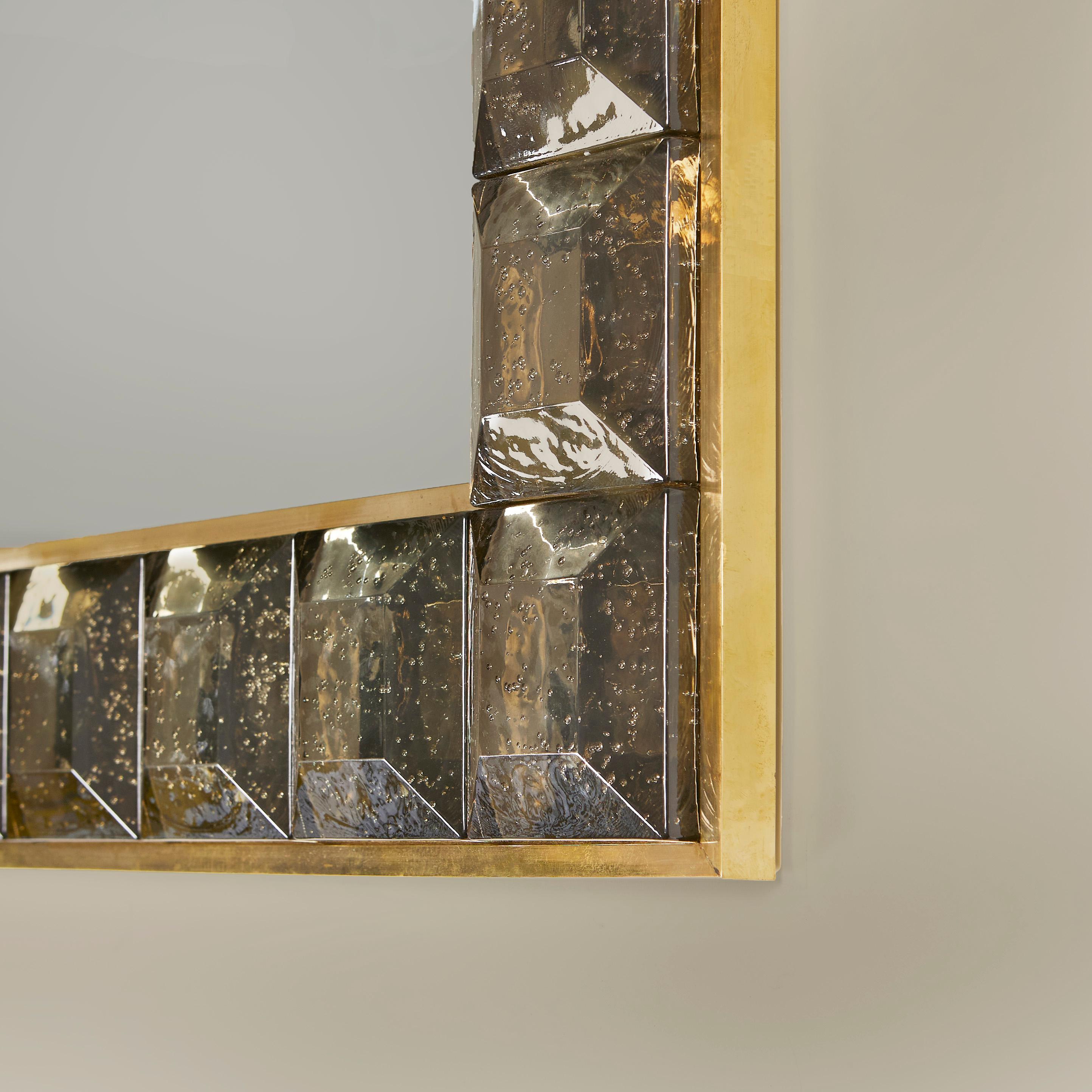 XXIe siècle et contemporain Miroir 'Jewell' contemporain en verre de Murano et fumée de laiton en vente