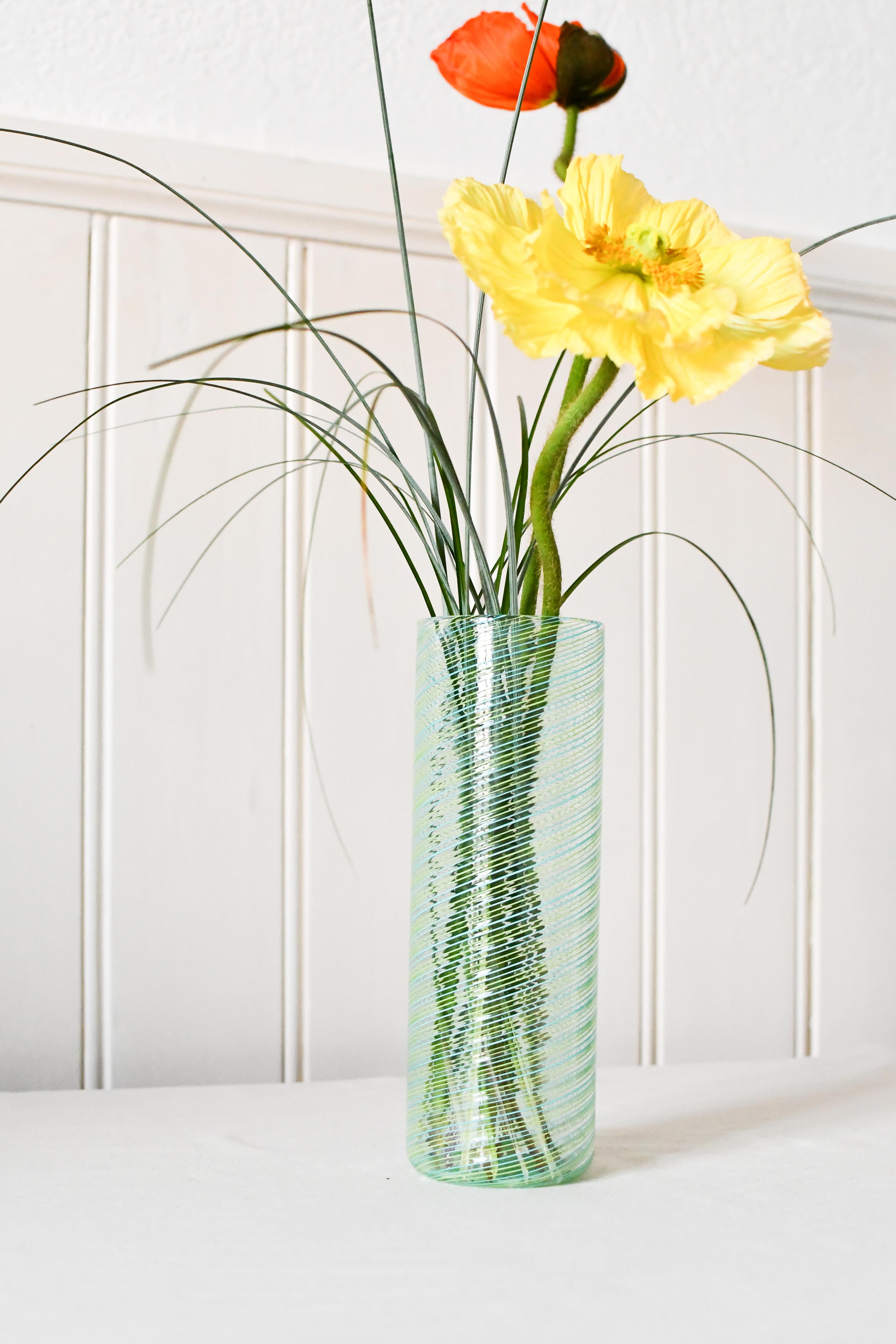 Doppio filo est une collection de vases réalisés en combinant deux couleurs différentes de tiges filigranées. Le motif linéaire et oblique est obtenu grâce à une technique raffinée de fabrication du verre appelée 
