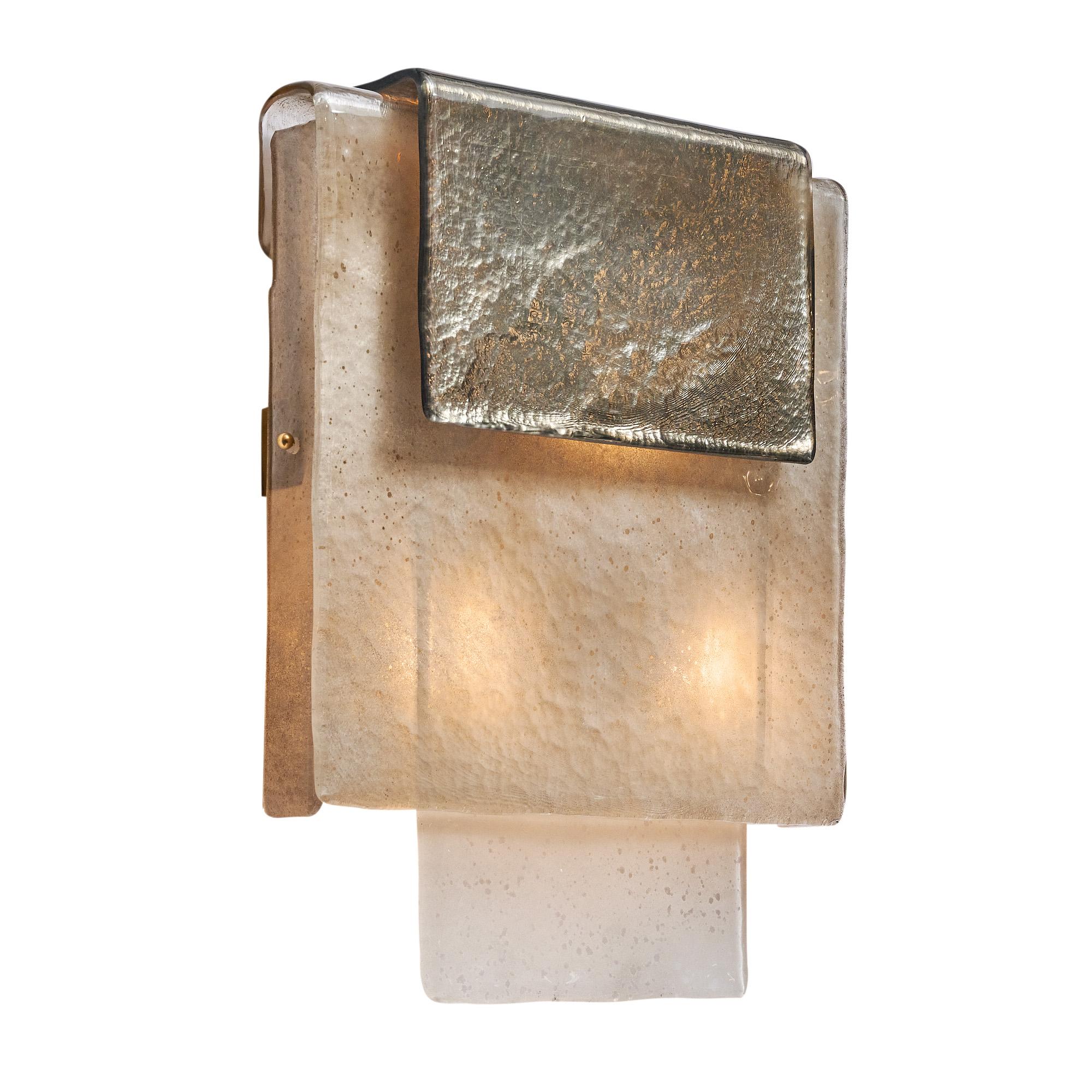 Pareja de apliques de la isla de Murano, Italia. Los apliques, audazmente contemporáneos, presentan 3 gruesas láminas de cristal de Murano texturizado realzadas con metal plateado y dorado. Están recién cableados para ajustarse a las normas