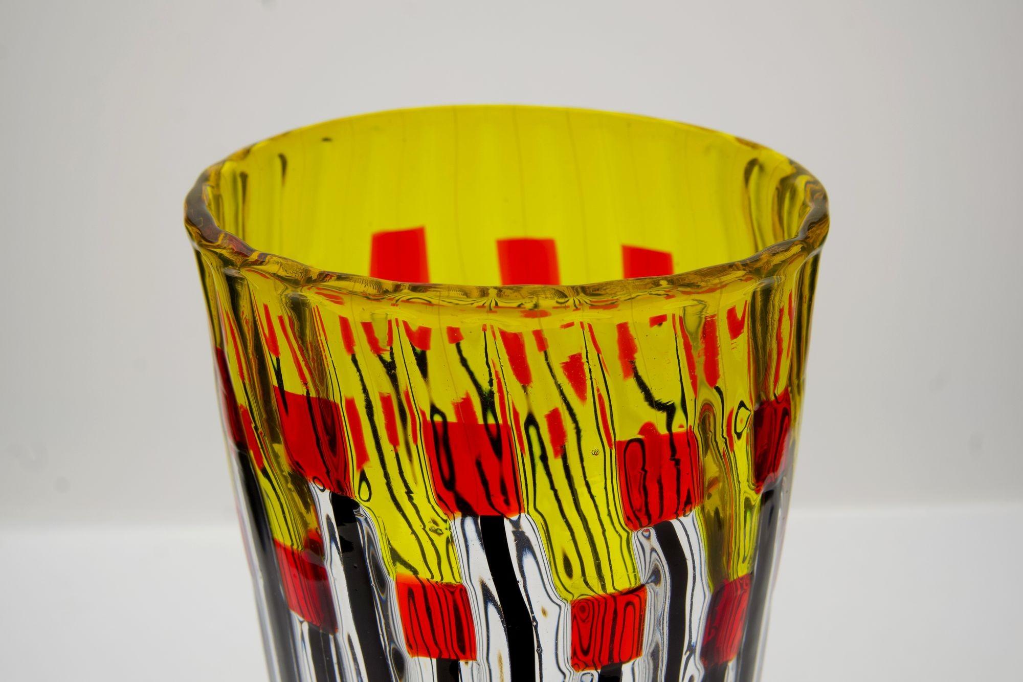 Vase contemporain en verre de Murano, modèle : Champ de coquelicots au lever du soleil. Signé en vente 4