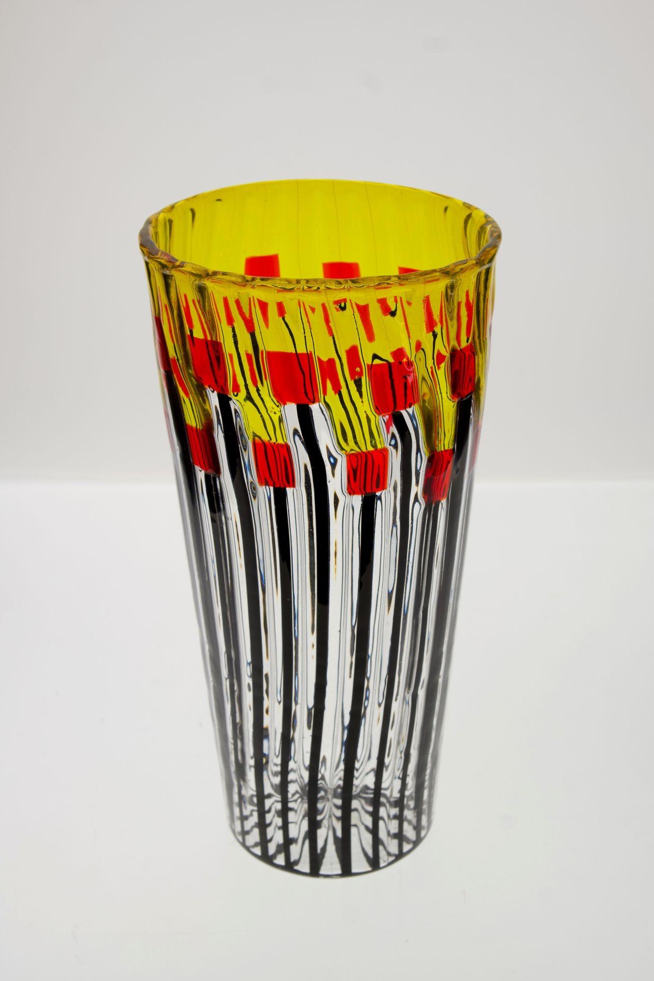 italien Vase contemporain en verre de Murano, modèle : Champ de coquelicots au lever du soleil. Signé en vente