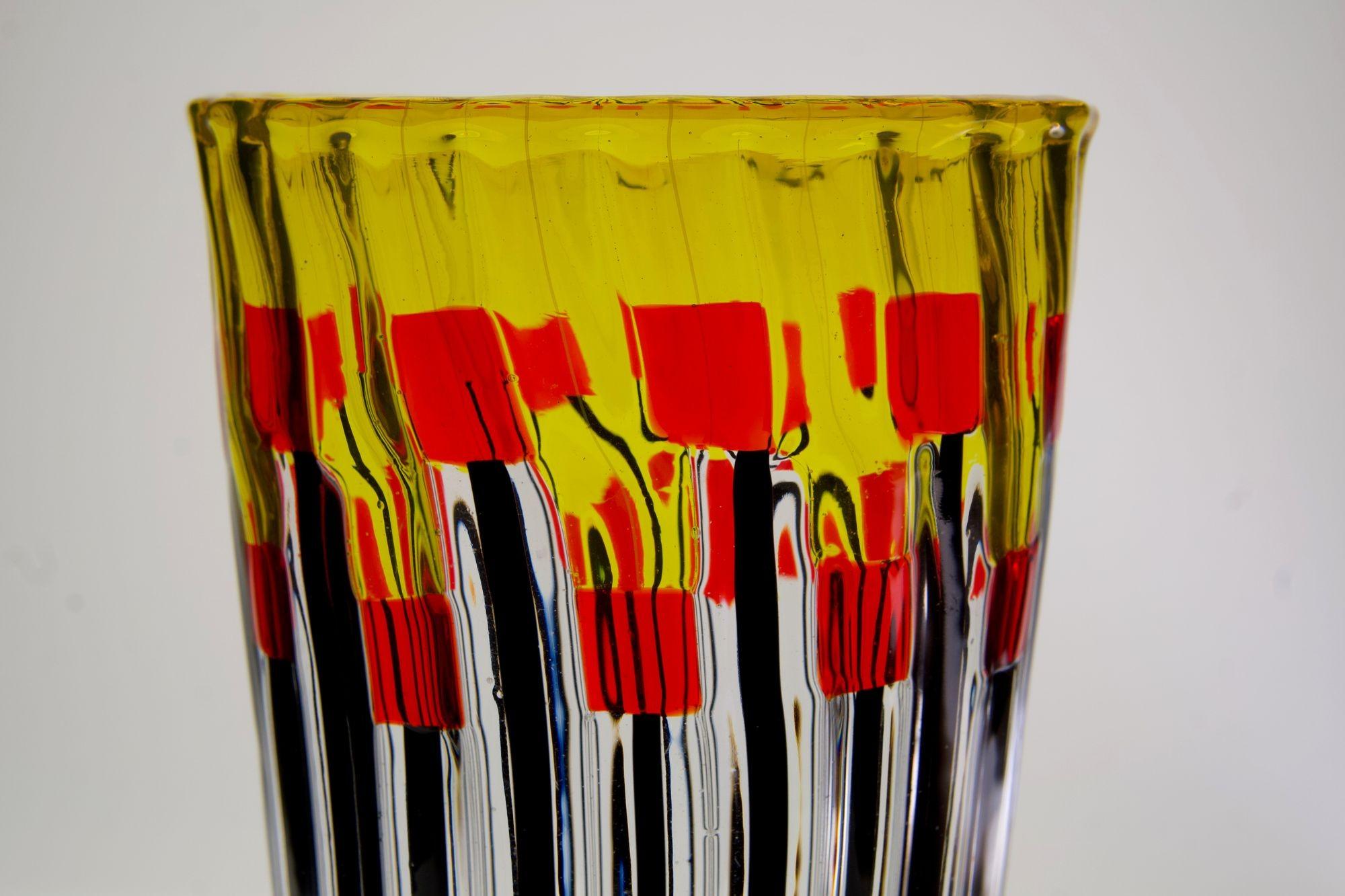 XXIe siècle et contemporain Vase contemporain en verre de Murano, modèle : Champ de coquelicots au lever du soleil. Signé en vente