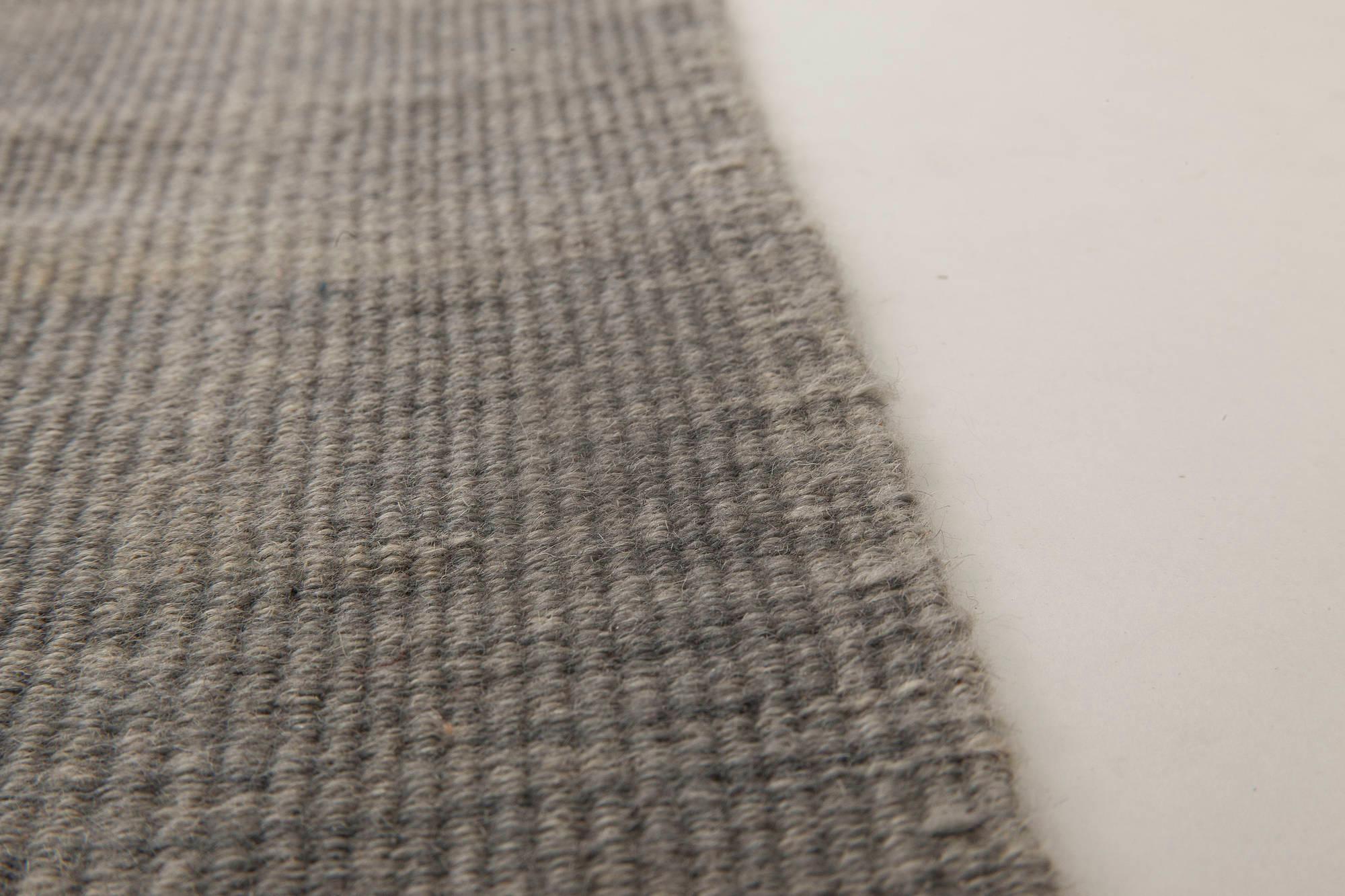 Tapis contemporain en laine tissée à plat, argenté et bleu, de Doris Leslie Blau.
Taille : 10'0