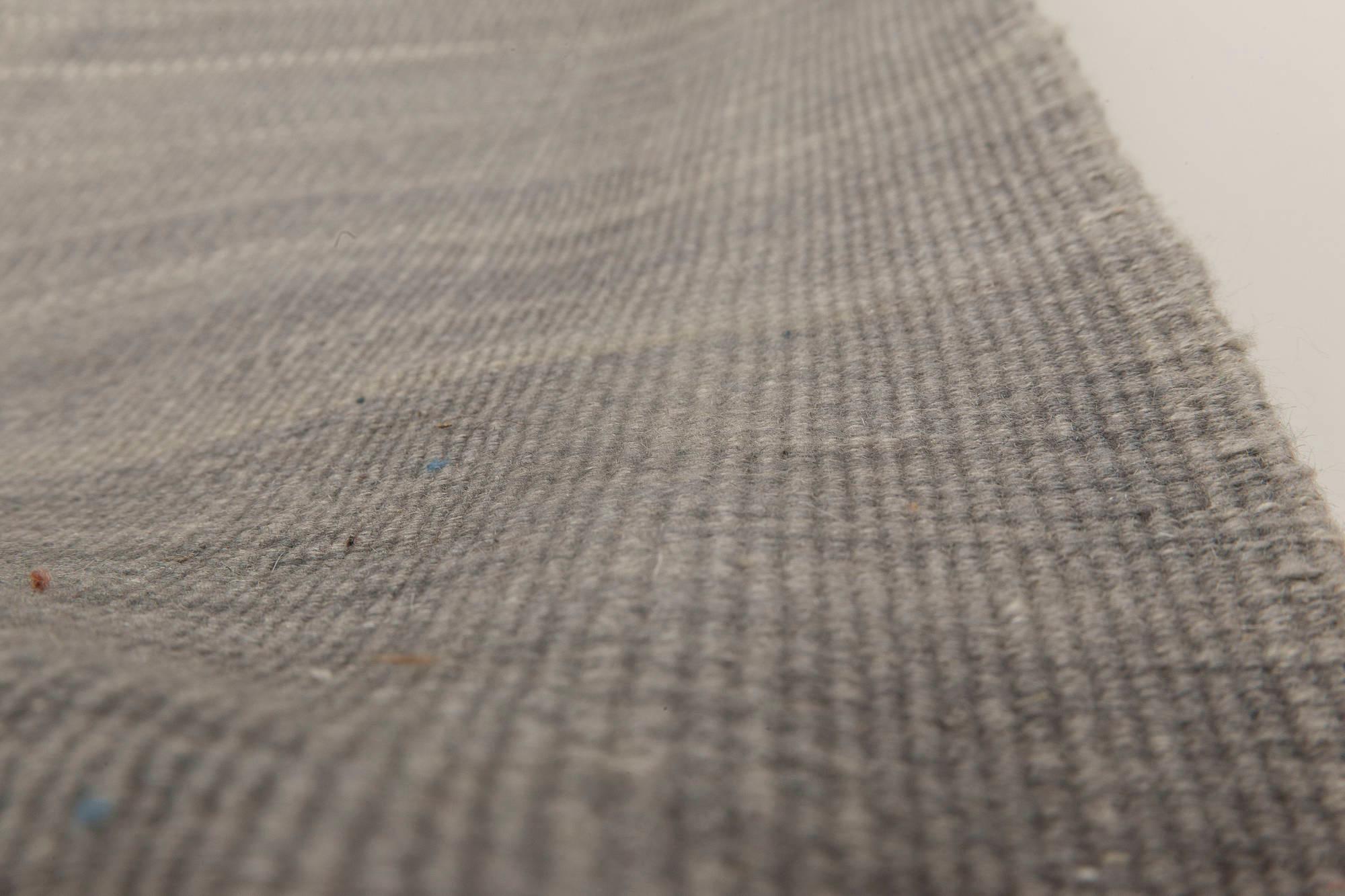 Zeitgenössischer blauer Flachgewebe-Wollteppich aus gedämpftem Silber von Doris Leslie Blau (Türkisch) im Angebot
