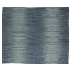 Tapis contemporain bleu argenté et argenté en laine tissé à plat de Doris Leslie Blau