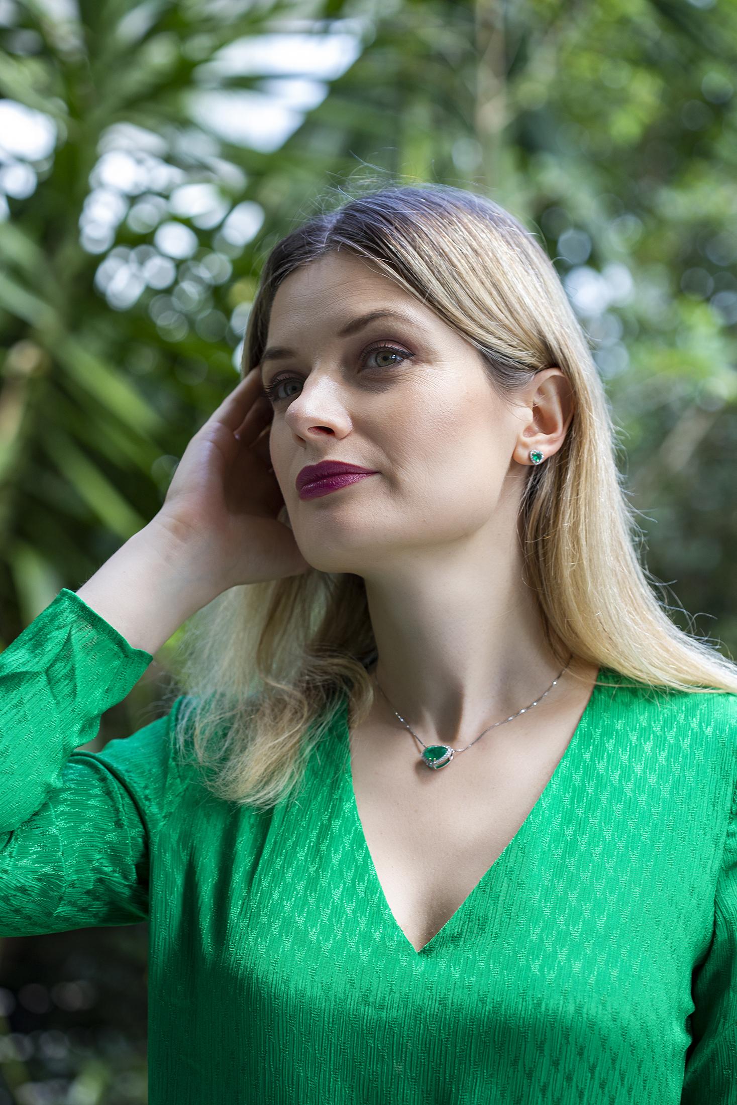 Zeitgenössische Muzo Kolumbianische Smaragd- und Diamant-Ohrstecker aus 18 Karat Gold mit Herz Damen im Angebot