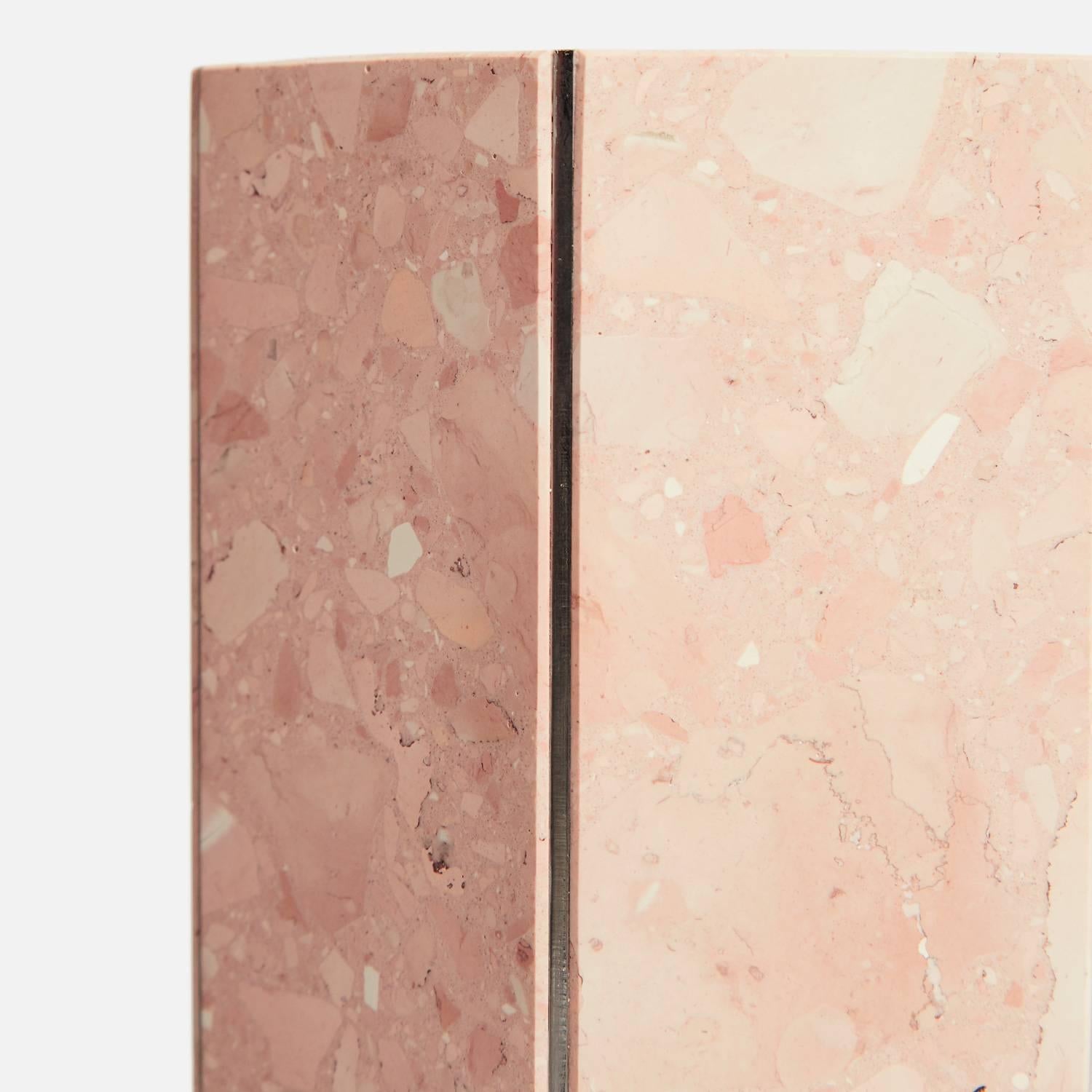 Jarrón Heptágono Contemporáneo Narciso en Terrazo Rosa Perlino Tallado en venta